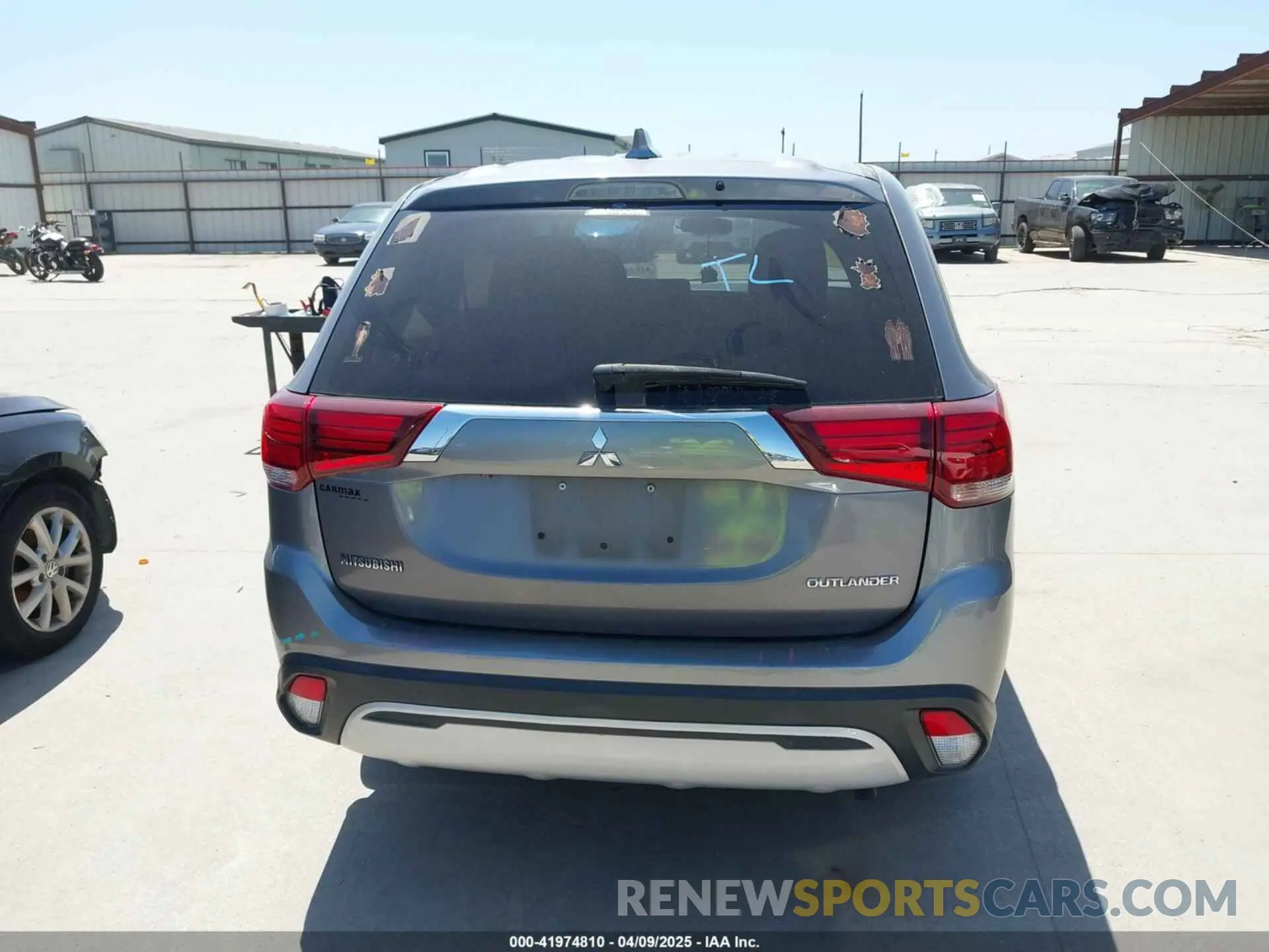 17 Photograph of a damaged car JA4AD2A31KJ000609 MITSUBISHI OUTLANDER 2019