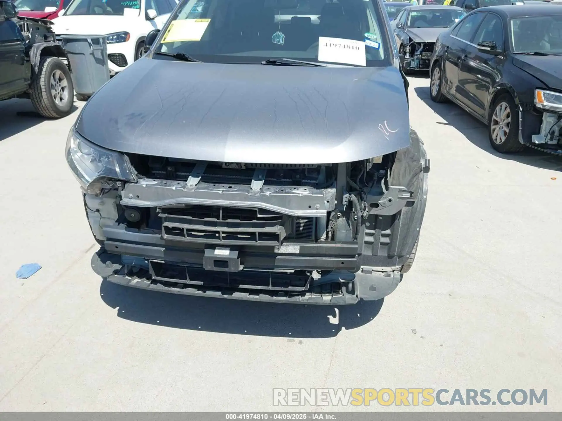 18 Photograph of a damaged car JA4AD2A31KJ000609 MITSUBISHI OUTLANDER 2019