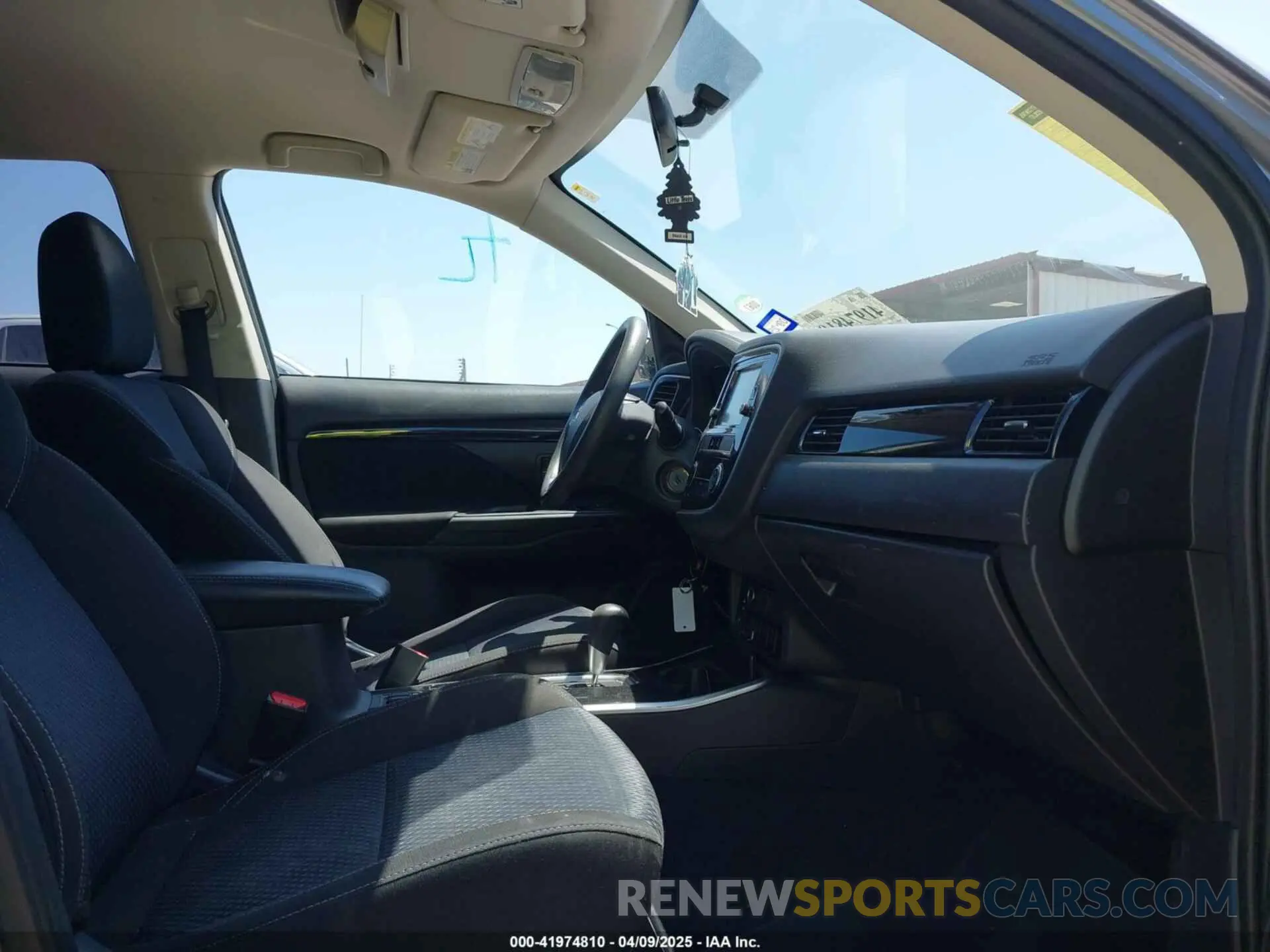 5 Photograph of a damaged car JA4AD2A31KJ000609 MITSUBISHI OUTLANDER 2019