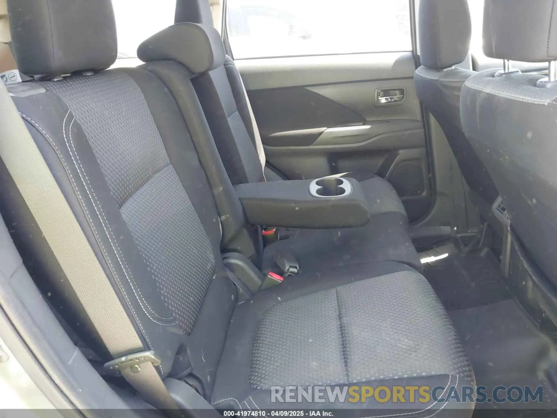 8 Photograph of a damaged car JA4AD2A31KJ000609 MITSUBISHI OUTLANDER 2019