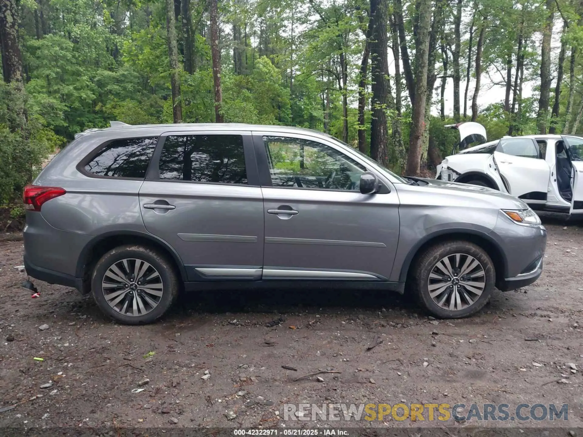 13 Photograph of a damaged car JA4AD2A32KZ005481 MITSUBISHI OUTLANDER 2019