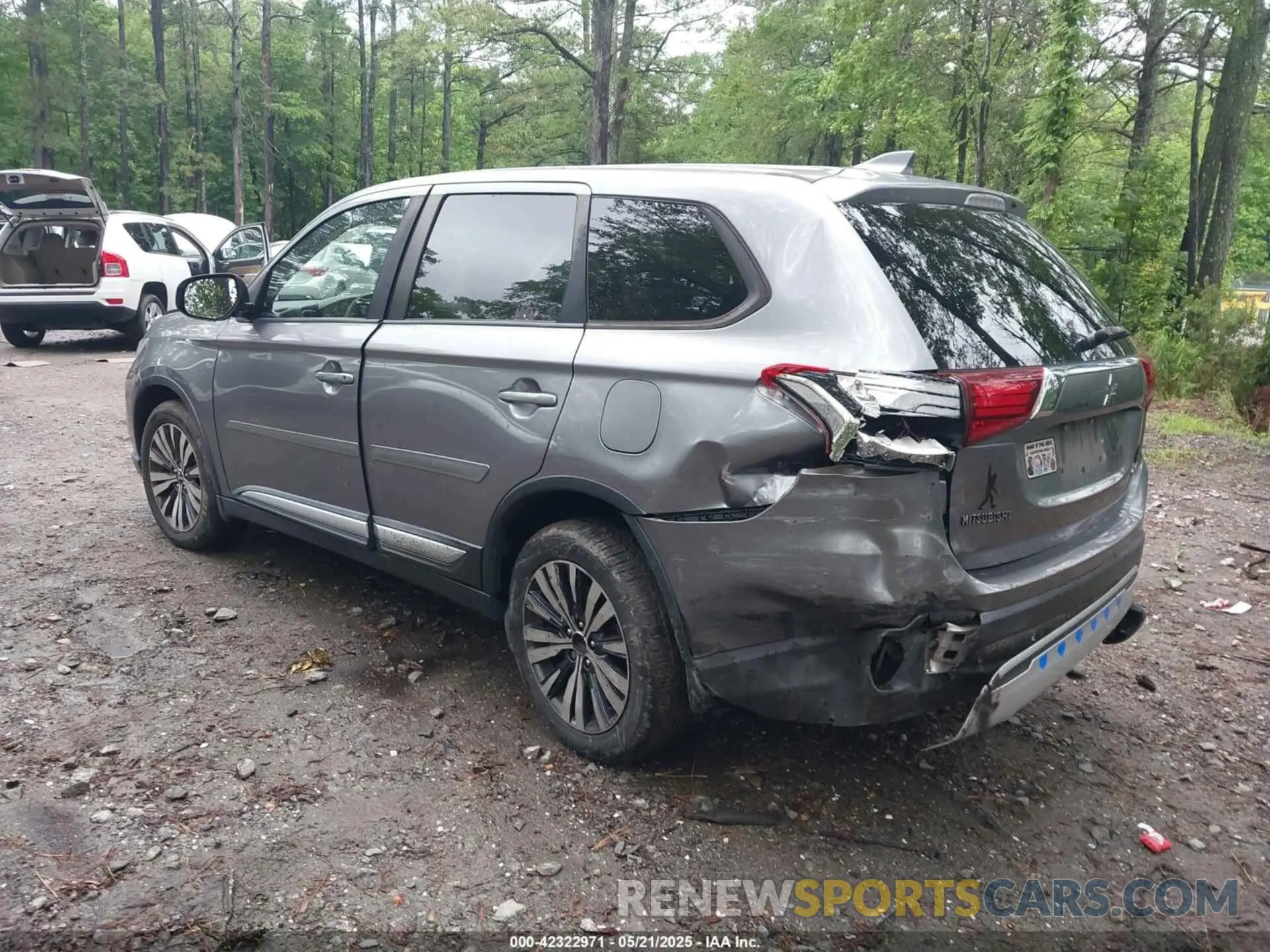 3 Photograph of a damaged car JA4AD2A32KZ005481 MITSUBISHI OUTLANDER 2019