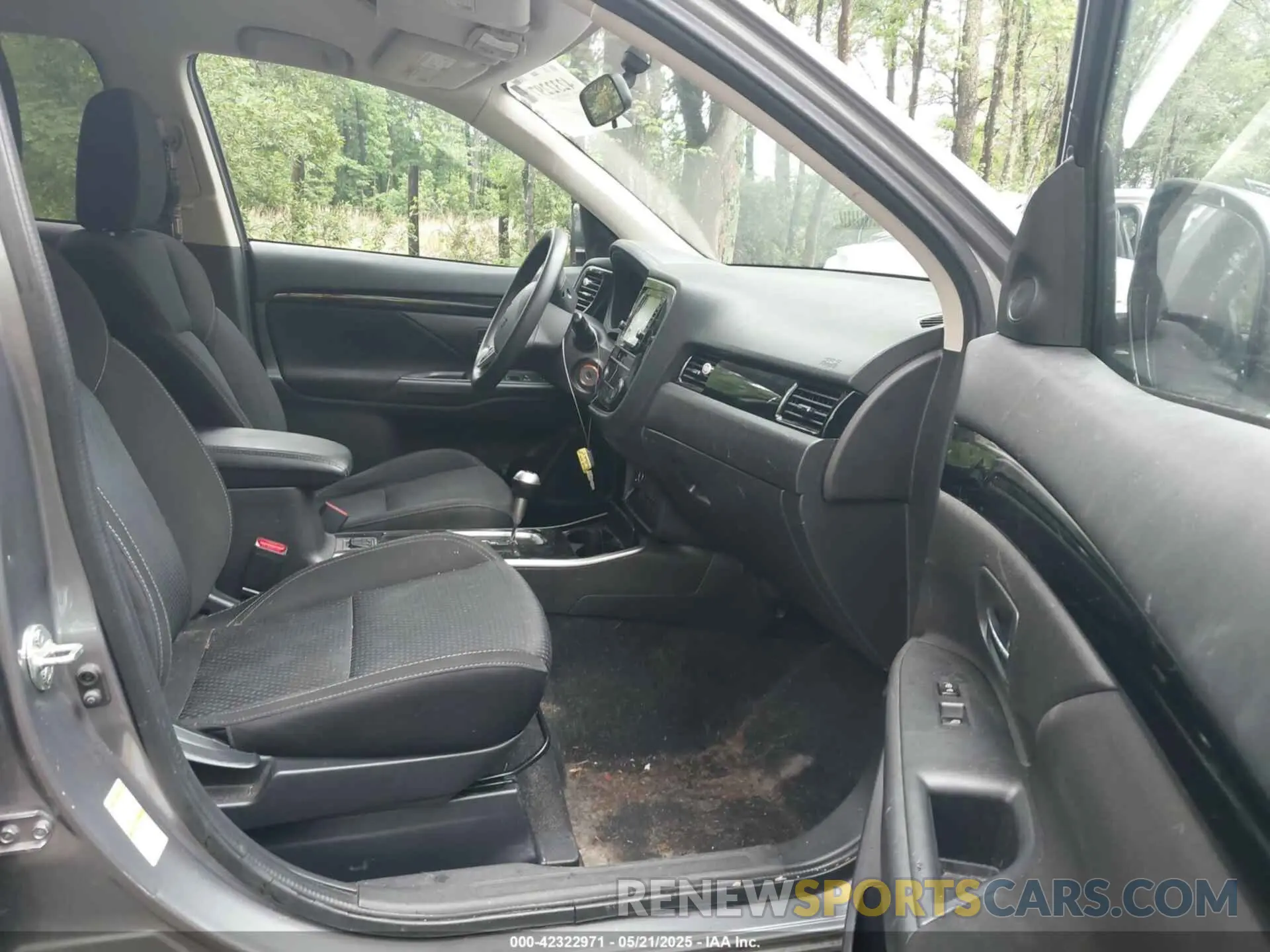 5 Photograph of a damaged car JA4AD2A32KZ005481 MITSUBISHI OUTLANDER 2019