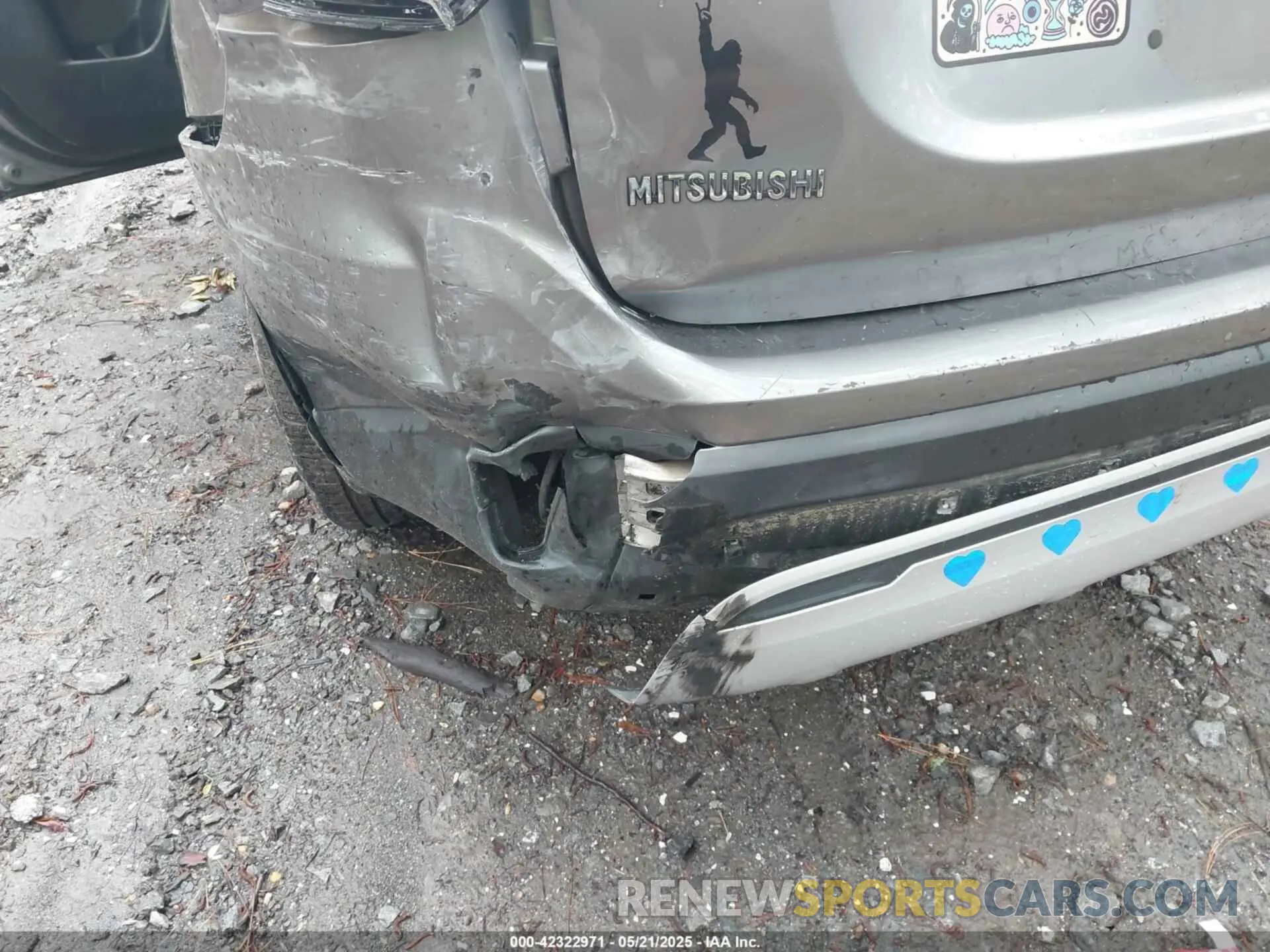 6 Photograph of a damaged car JA4AD2A32KZ005481 MITSUBISHI OUTLANDER 2019