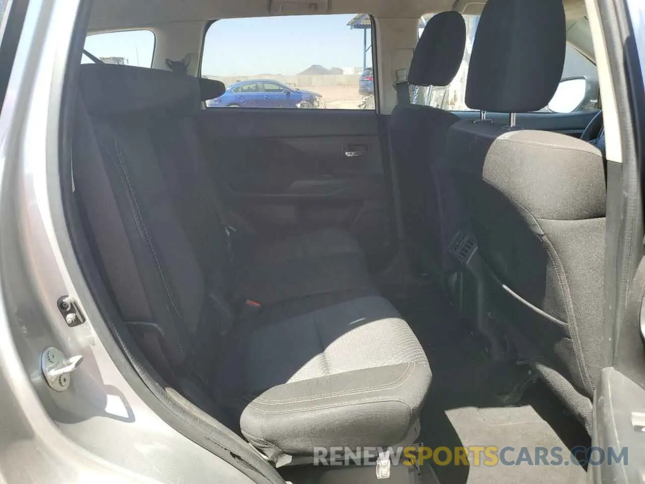 11 Photograph of a damaged car JA4AD2A32KZ038092 MITSUBISHI OUTLANDER 2019