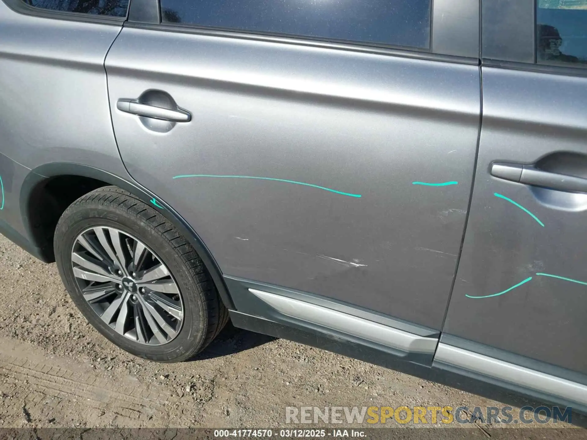 18 Photograph of a damaged car JA4AD2A35KZ050639 MITSUBISHI OUTLANDER 2019