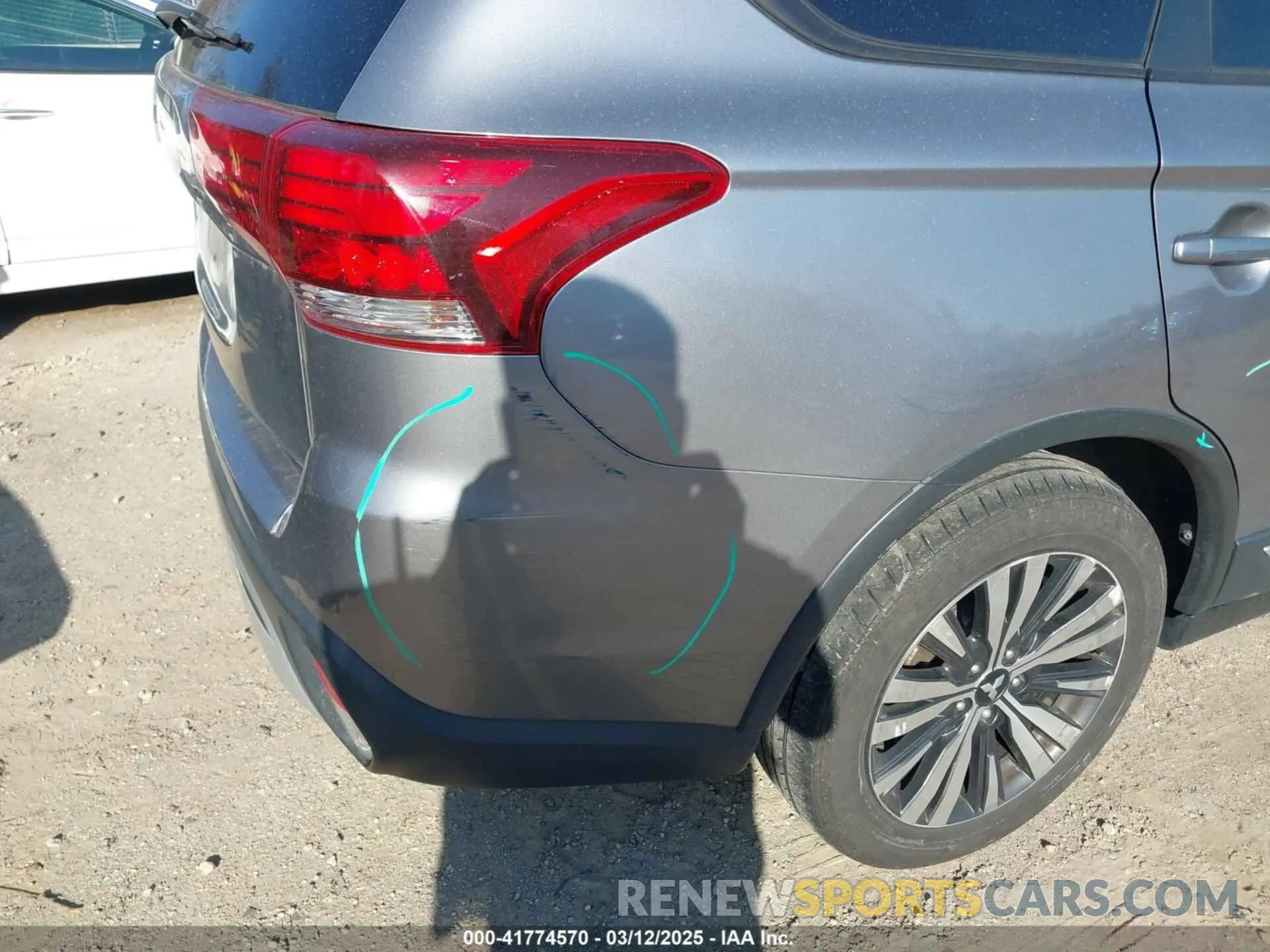 19 Photograph of a damaged car JA4AD2A35KZ050639 MITSUBISHI OUTLANDER 2019