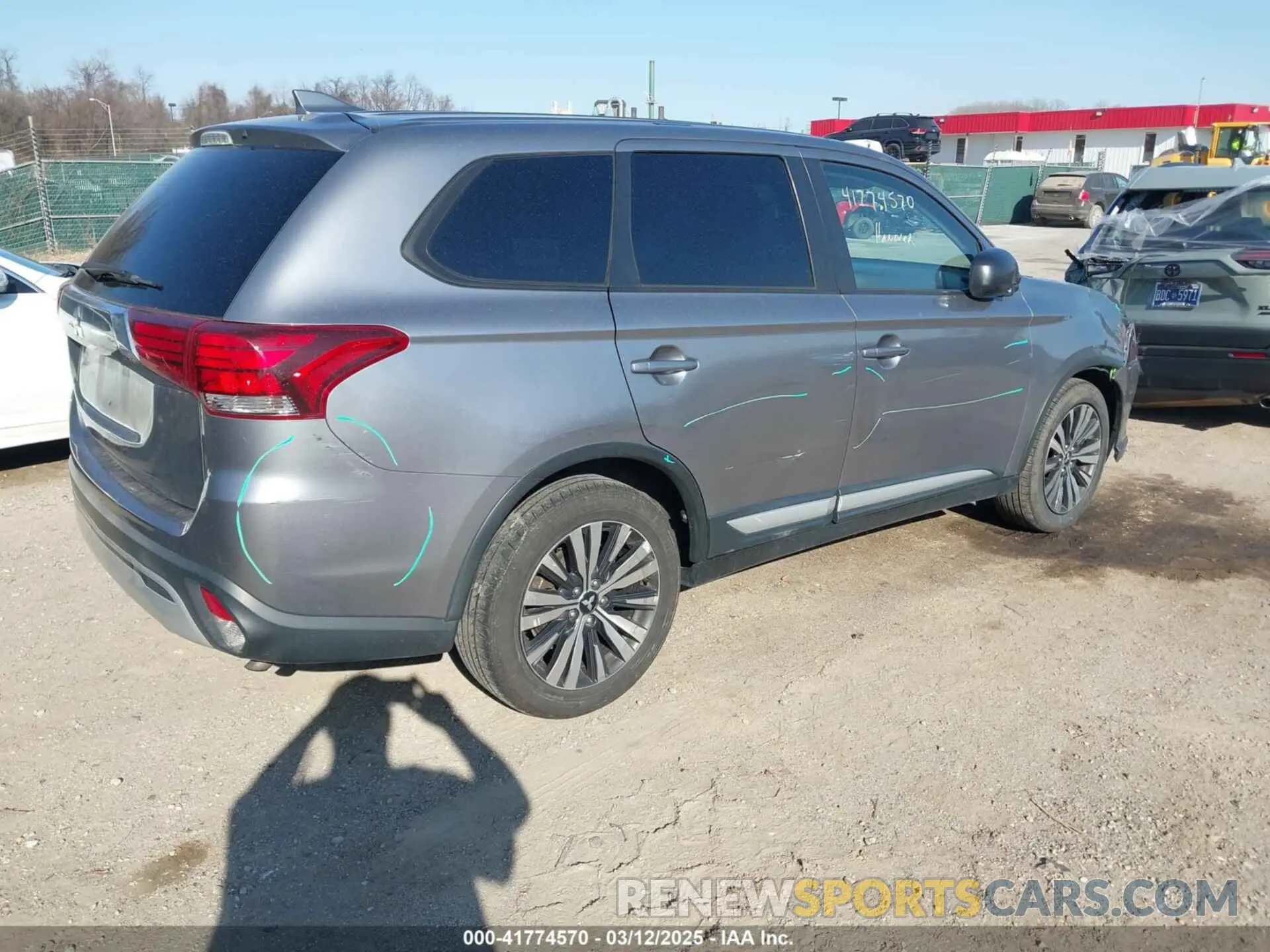 4 Photograph of a damaged car JA4AD2A35KZ050639 MITSUBISHI OUTLANDER 2019