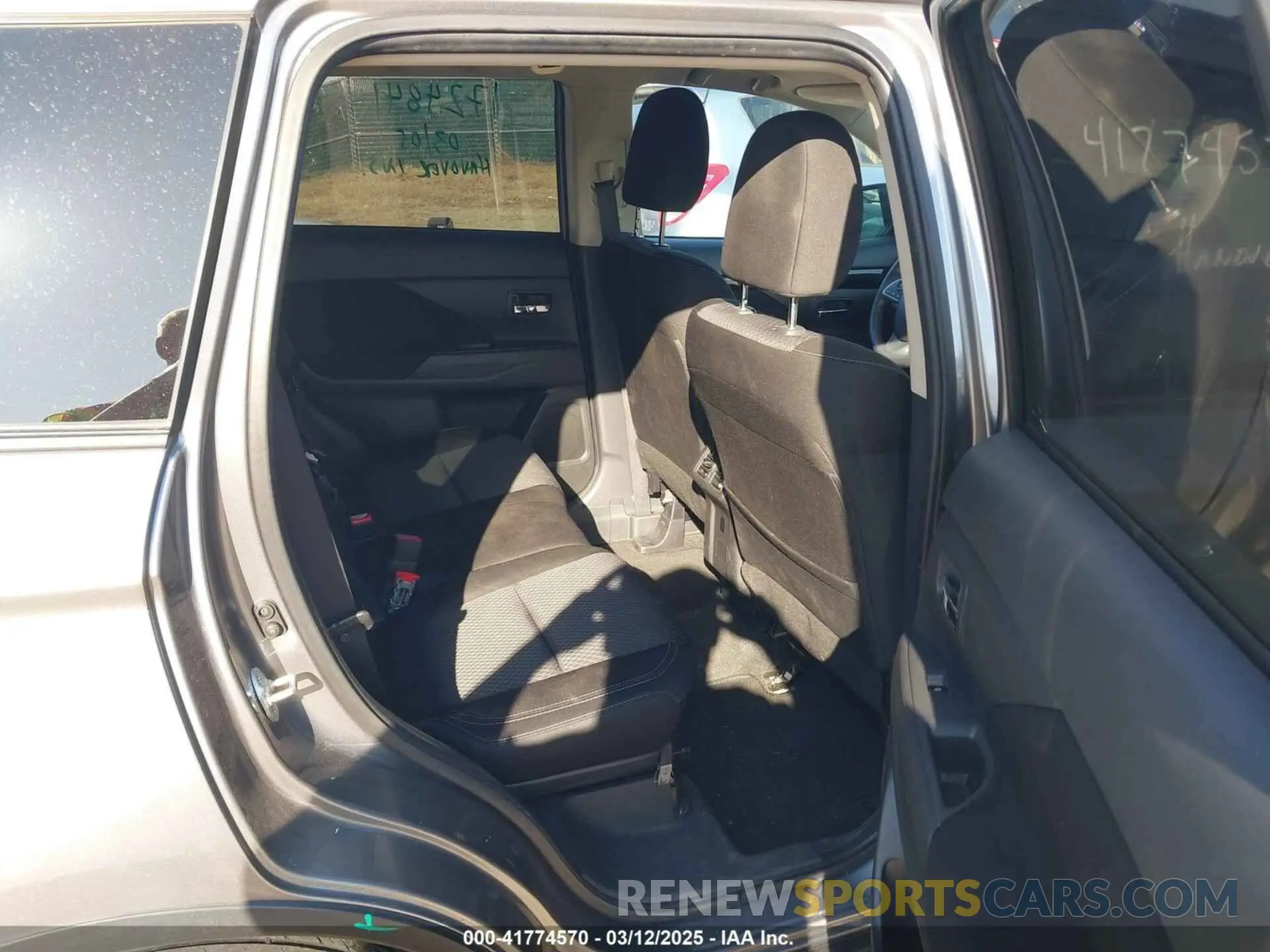 8 Photograph of a damaged car JA4AD2A35KZ050639 MITSUBISHI OUTLANDER 2019