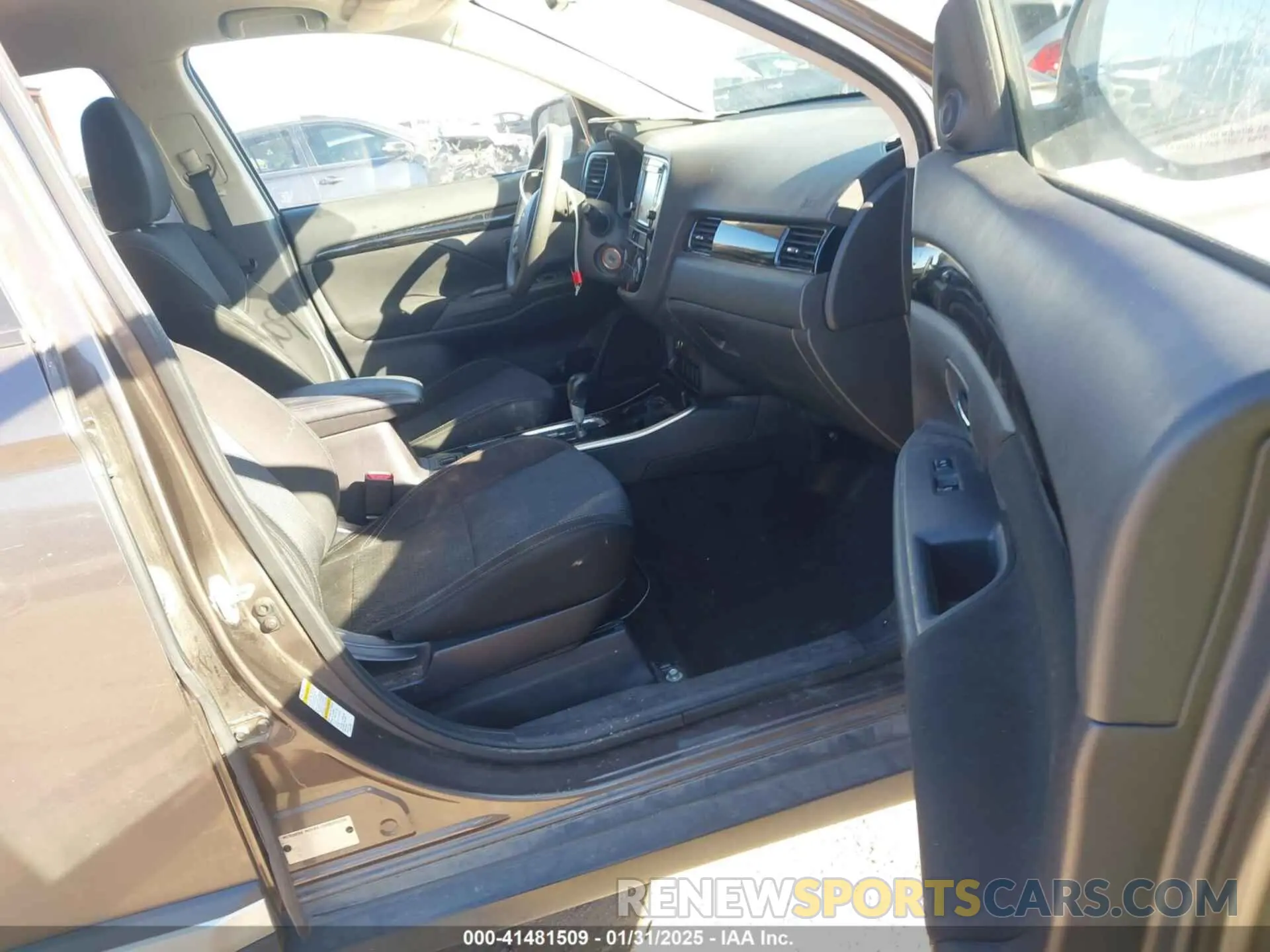 5 Photograph of a damaged car JA4AD2A38KZ010698 MITSUBISHI OUTLANDER 2019