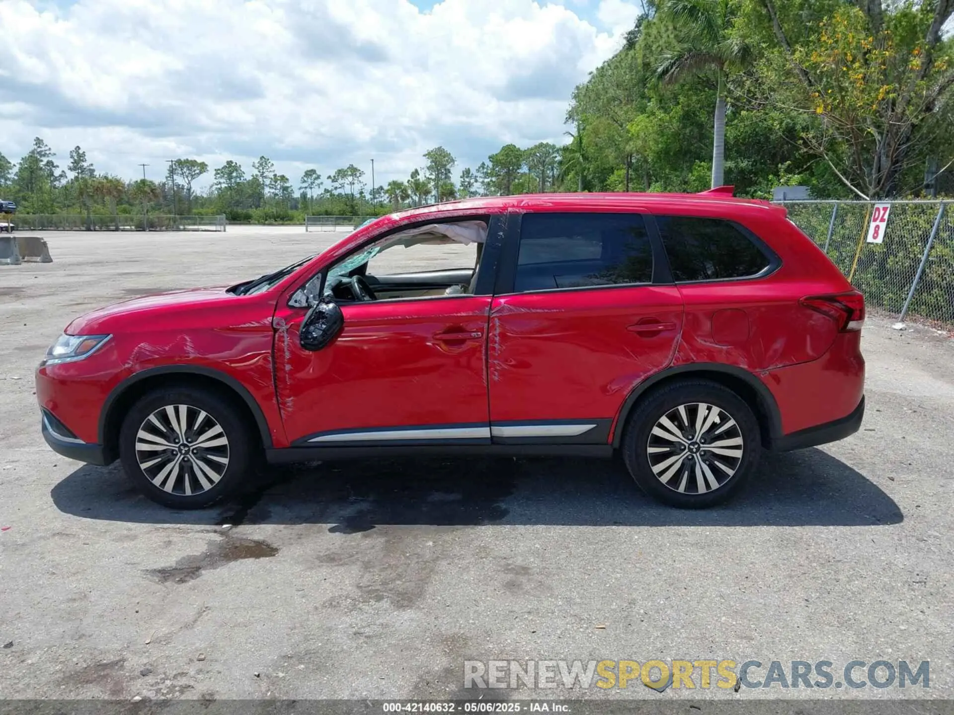 14 Photograph of a damaged car JA4AD2A38KZ025556 MITSUBISHI OUTLANDER 2019
