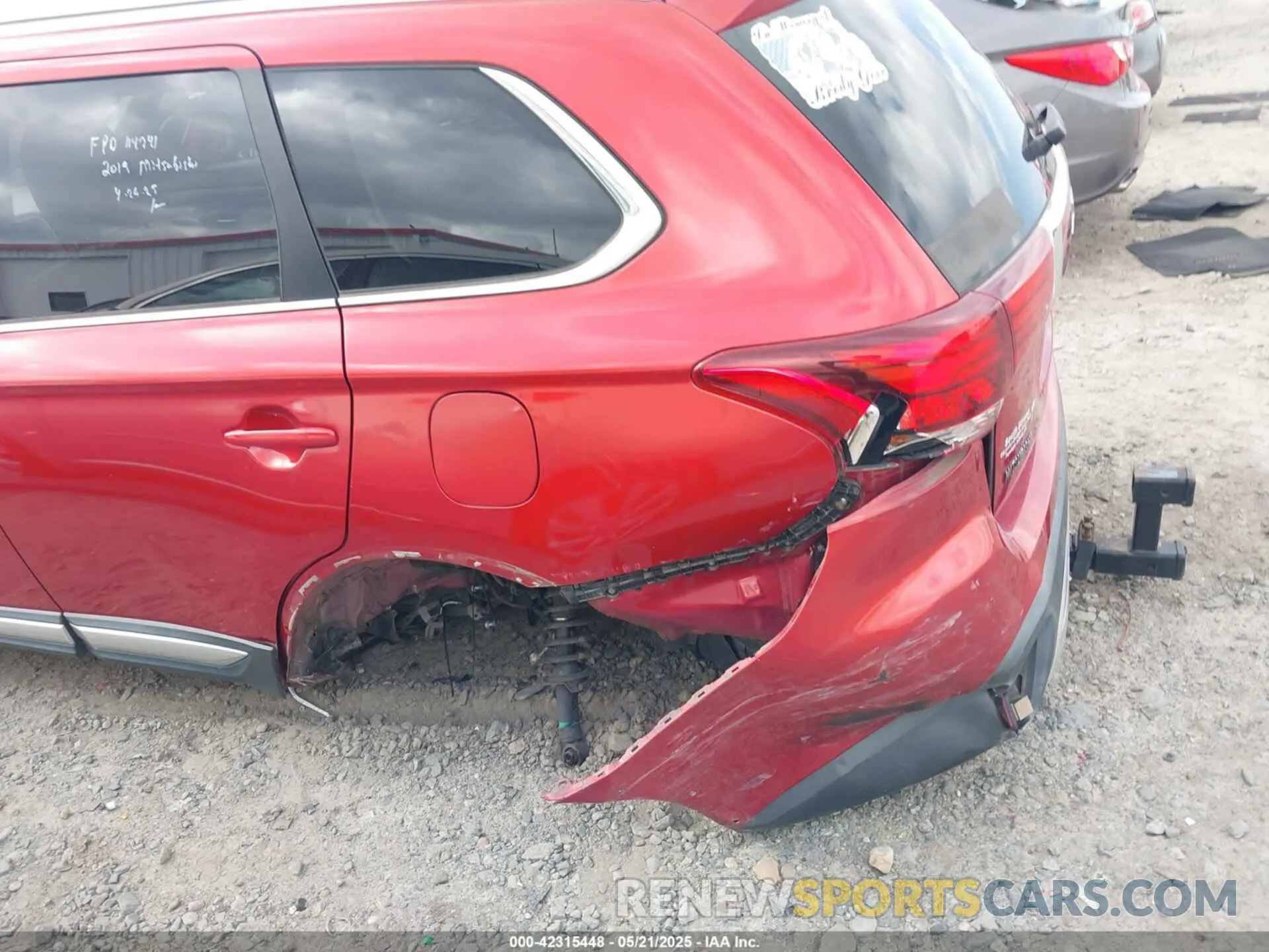 18 Photograph of a damaged car JA4AD3A30KZ033978 MITSUBISHI OUTLANDER 2019