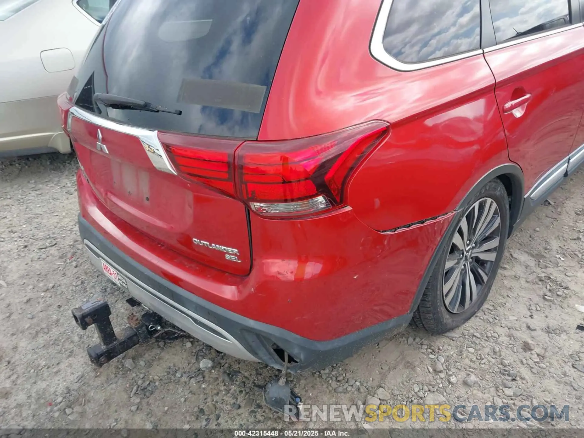 19 Photograph of a damaged car JA4AD3A30KZ033978 MITSUBISHI OUTLANDER 2019