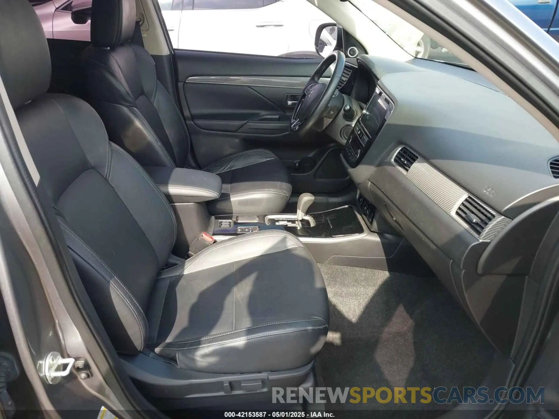 5 Photograph of a damaged car JA4AD3A32KZ006829 MITSUBISHI OUTLANDER 2019