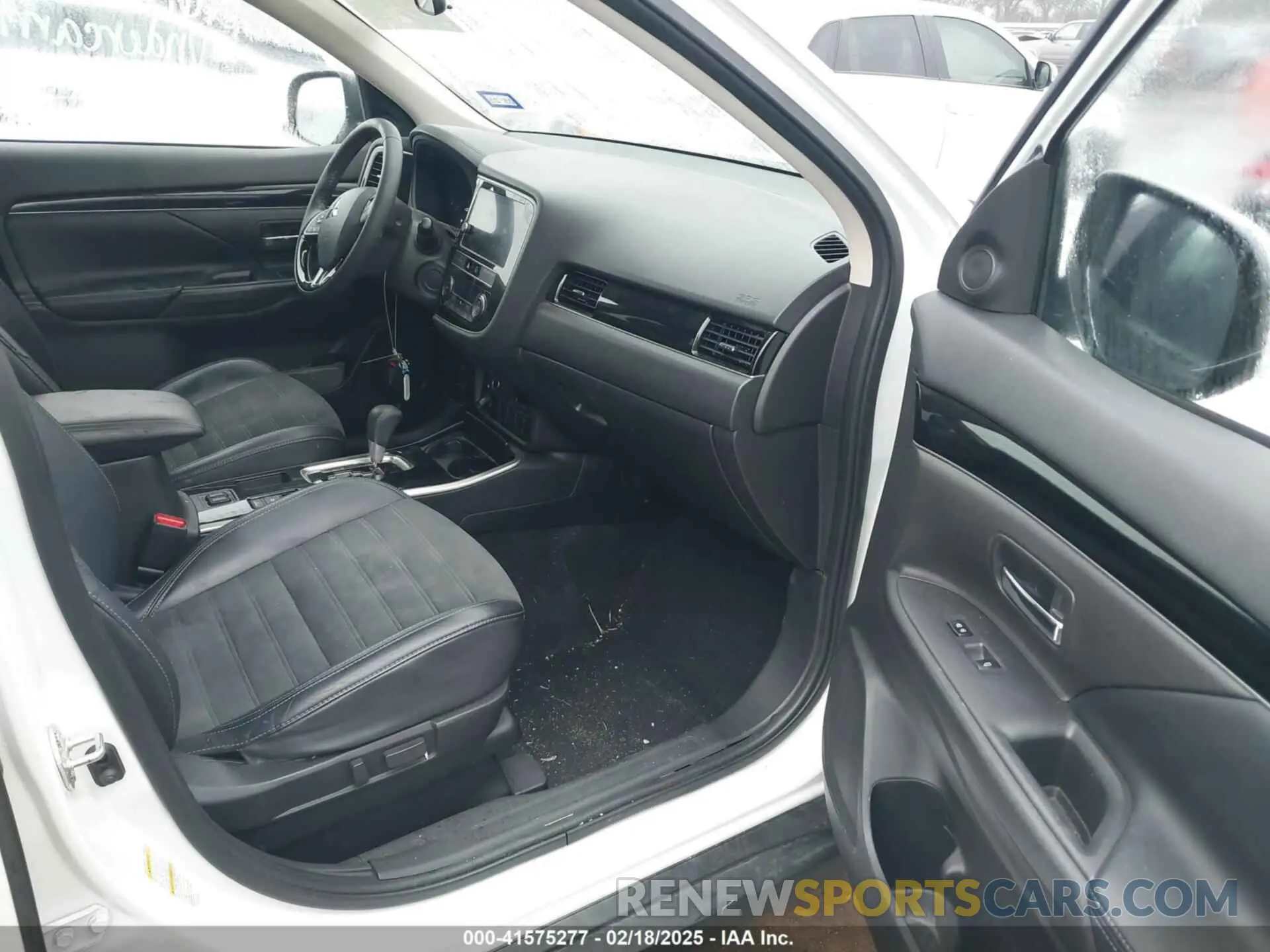 5 Photograph of a damaged car JA4AD3A32KZ007270 MITSUBISHI OUTLANDER 2019
