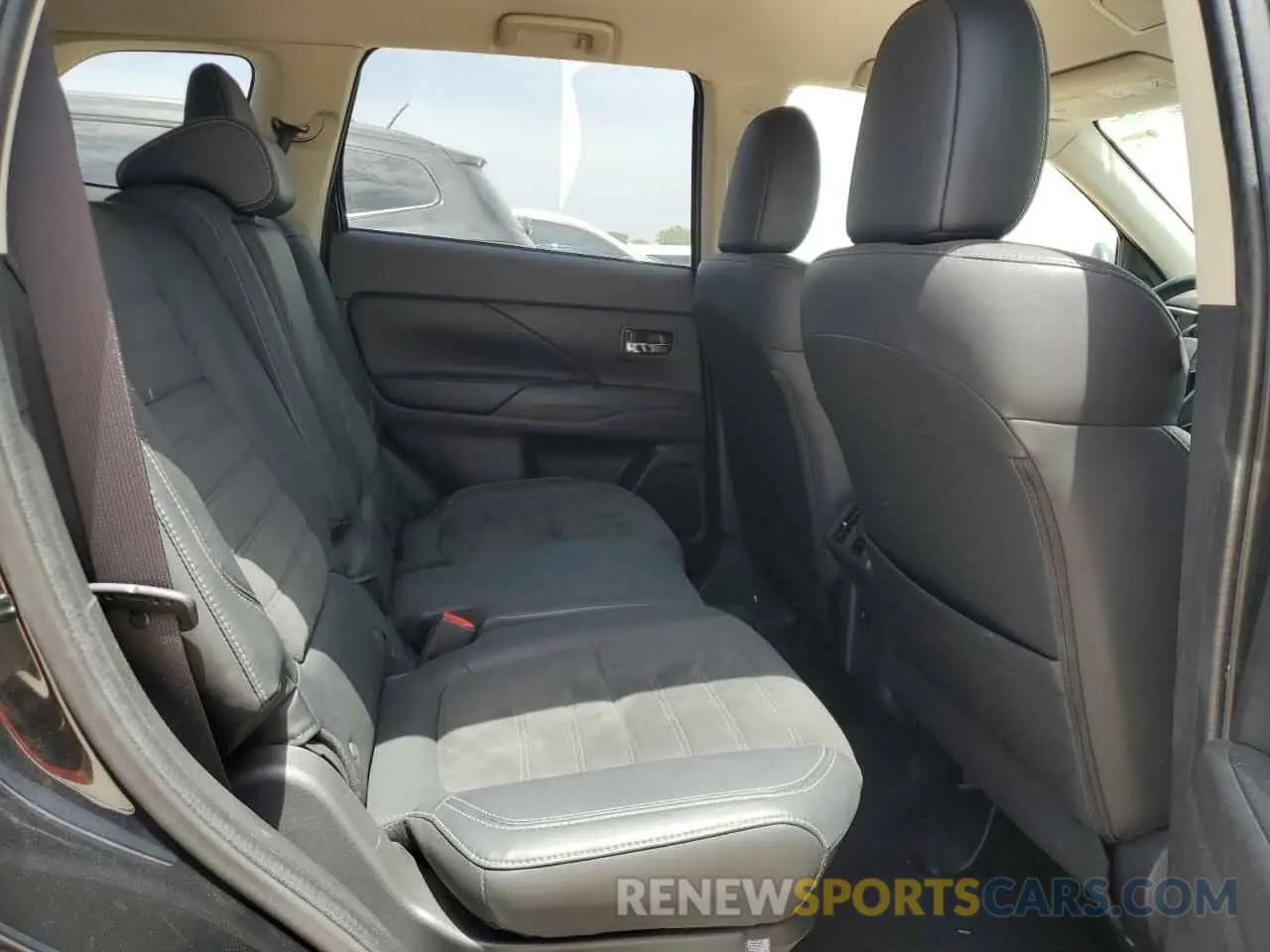 11 Photograph of a damaged car JA4AD3A32KZ054976 MITSUBISHI OUTLANDER 2019