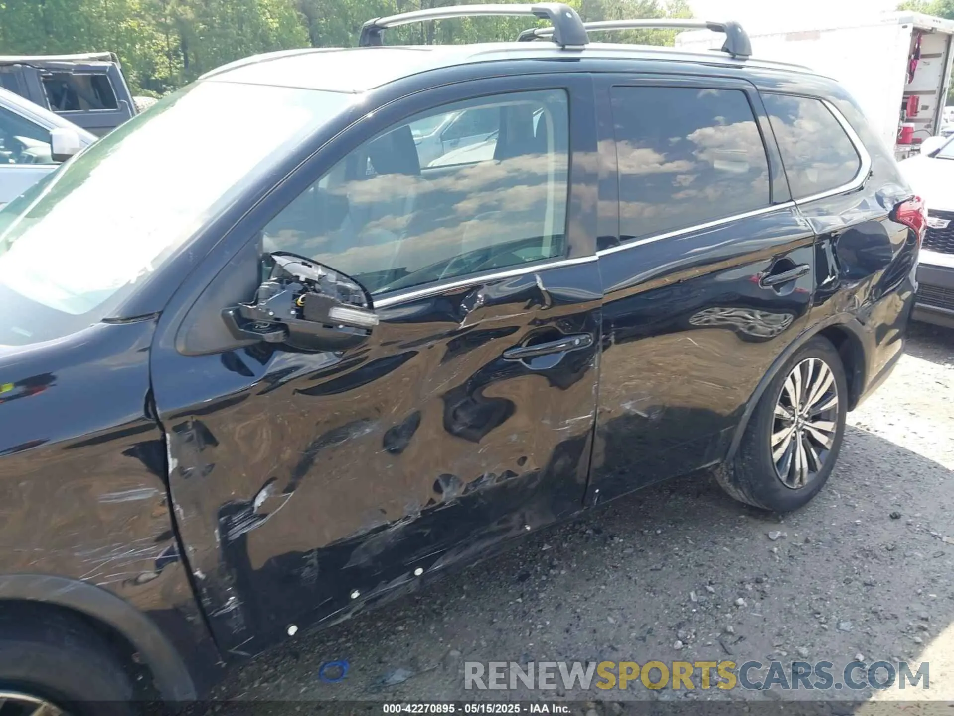 17 Photograph of a damaged car JA4AD3A33KZ005401 MITSUBISHI OUTLANDER 2019
