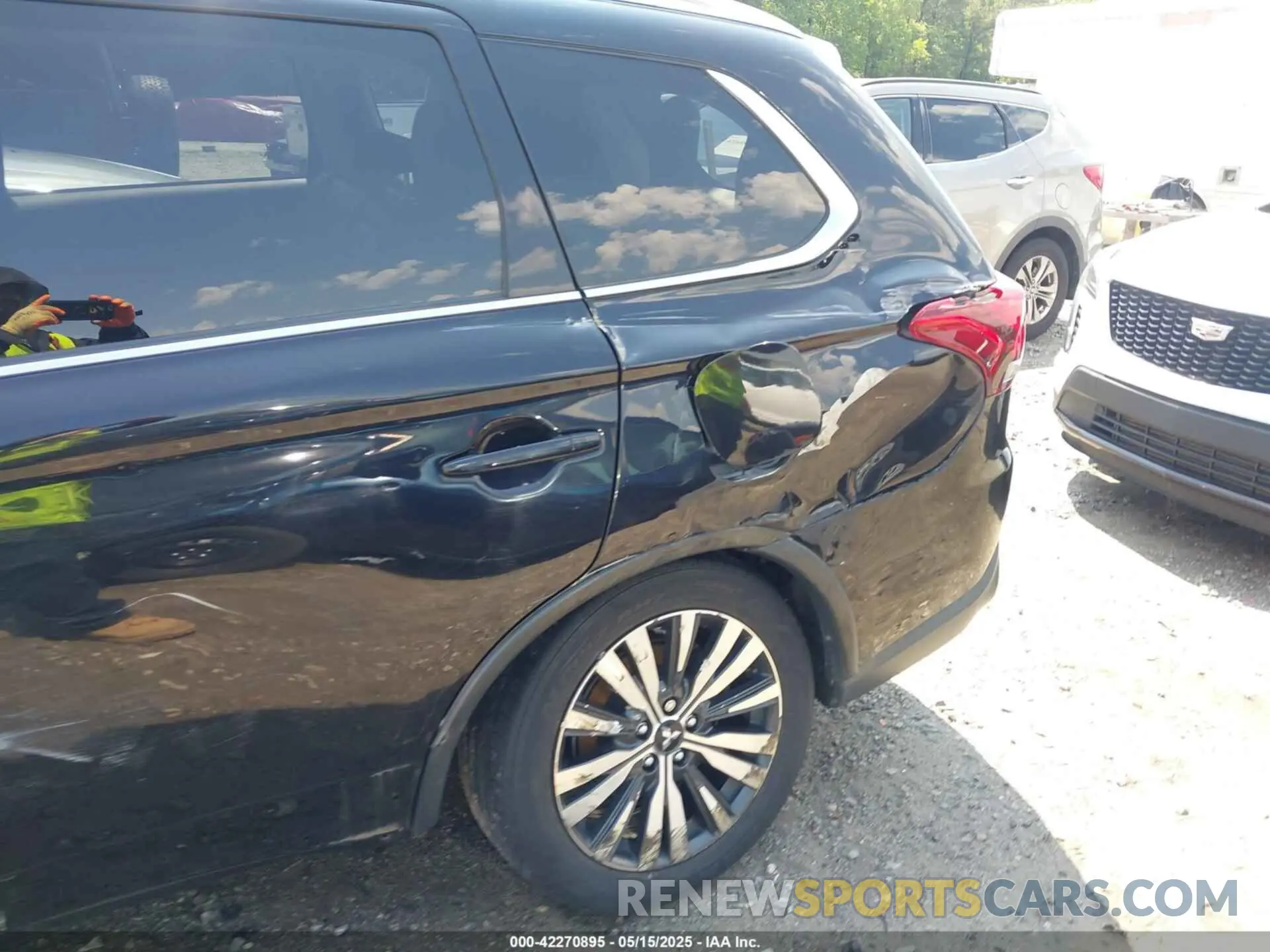18 Photograph of a damaged car JA4AD3A33KZ005401 MITSUBISHI OUTLANDER 2019