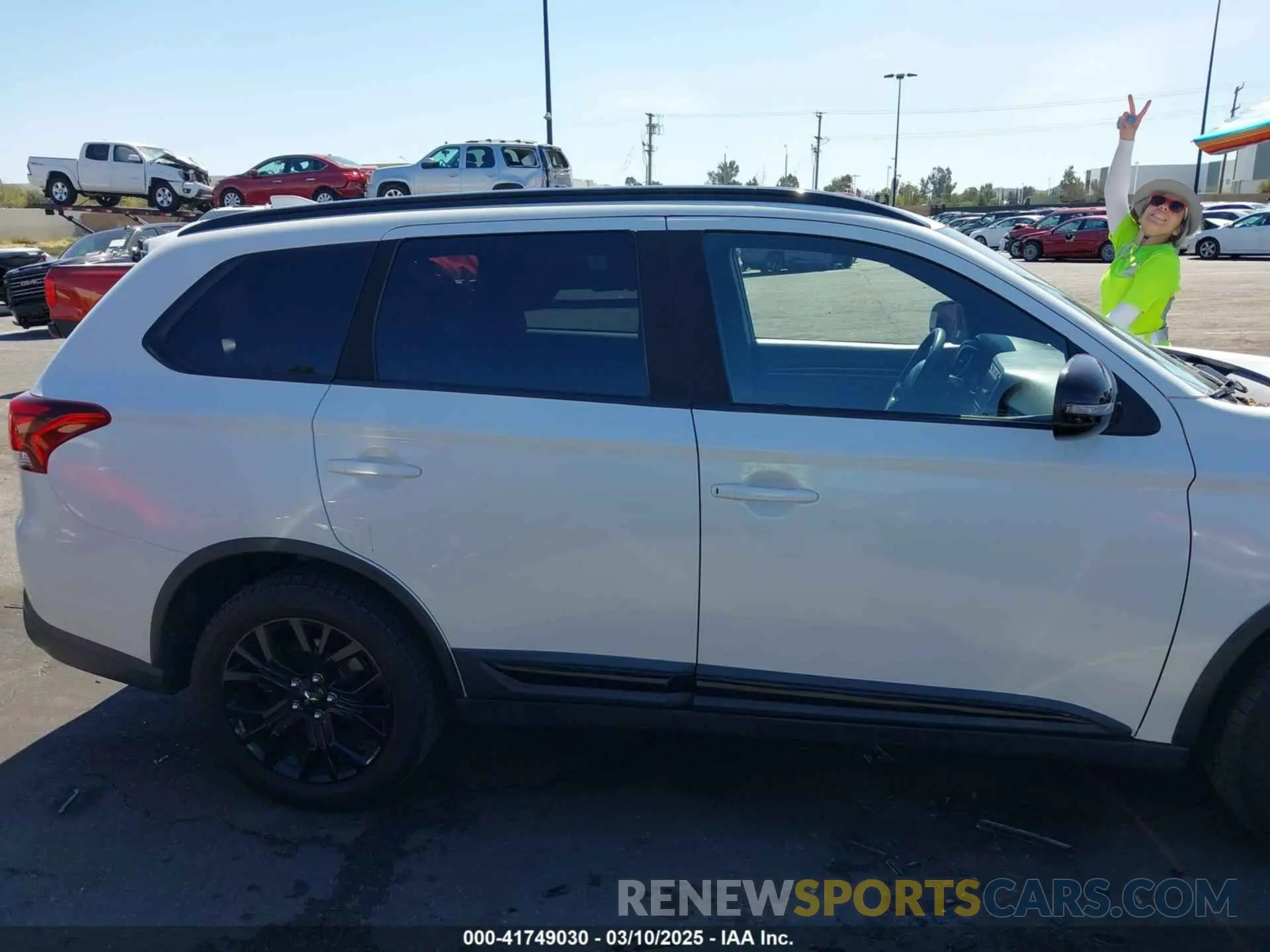 13 Photograph of a damaged car JA4AD3A33KZ030220 MITSUBISHI OUTLANDER 2019