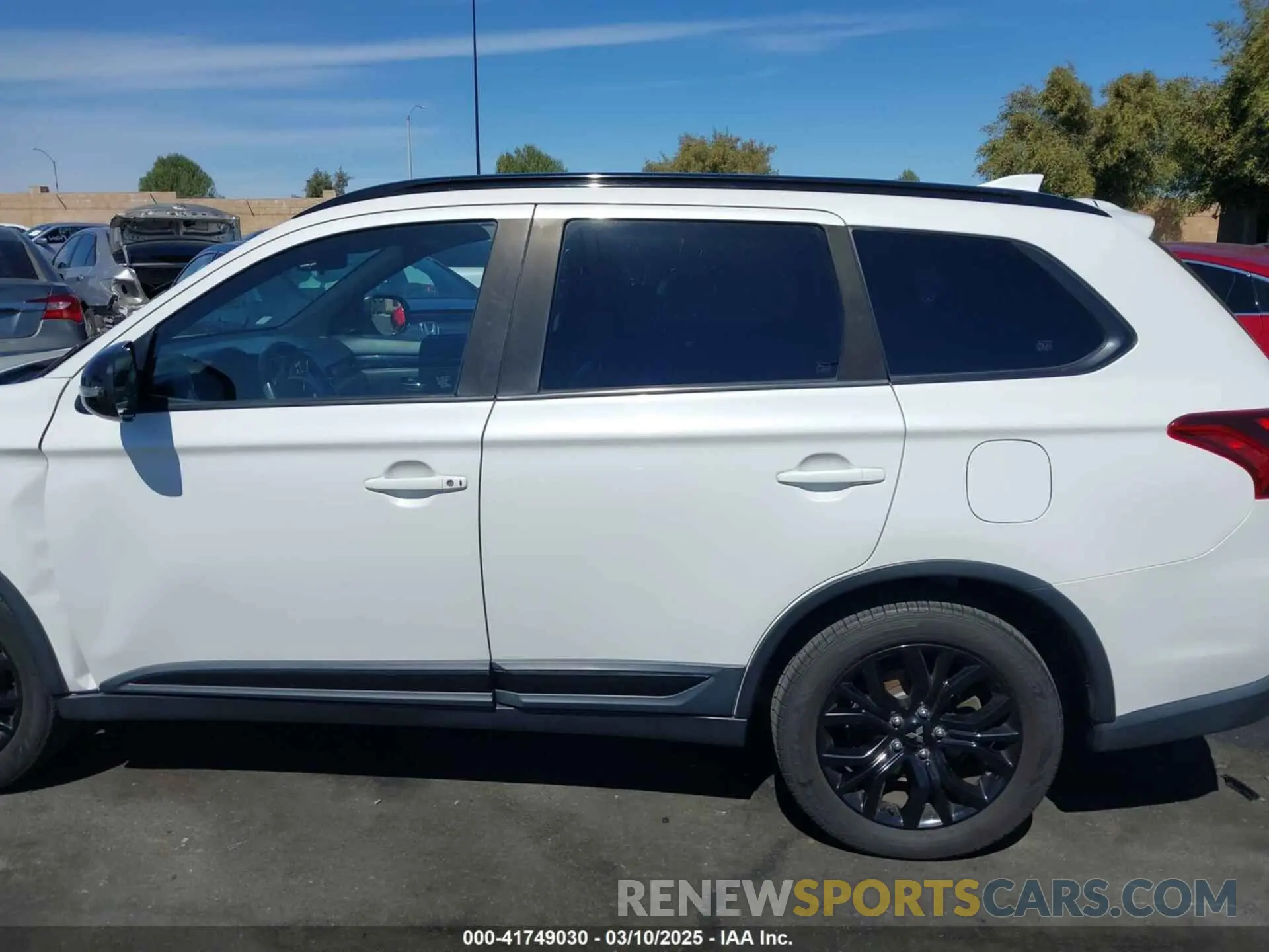 14 Photograph of a damaged car JA4AD3A33KZ030220 MITSUBISHI OUTLANDER 2019