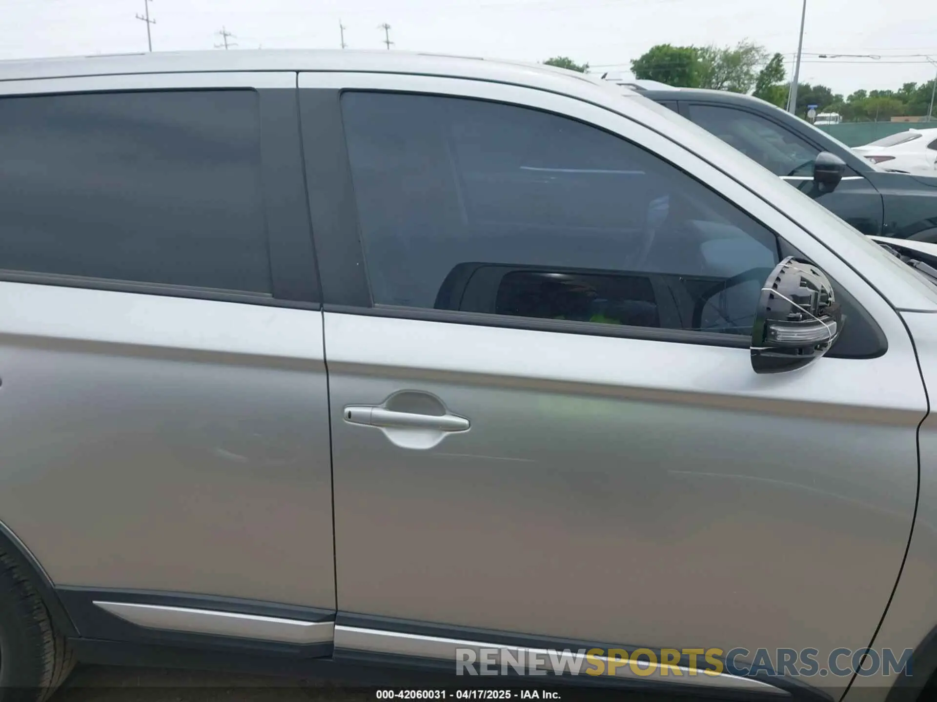 14 Photograph of a damaged car JA4AD3A34KZ015340 MITSUBISHI OUTLANDER 2019