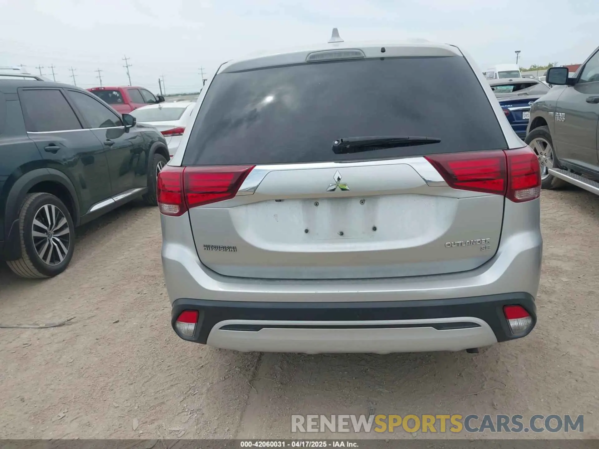 17 Photograph of a damaged car JA4AD3A34KZ015340 MITSUBISHI OUTLANDER 2019