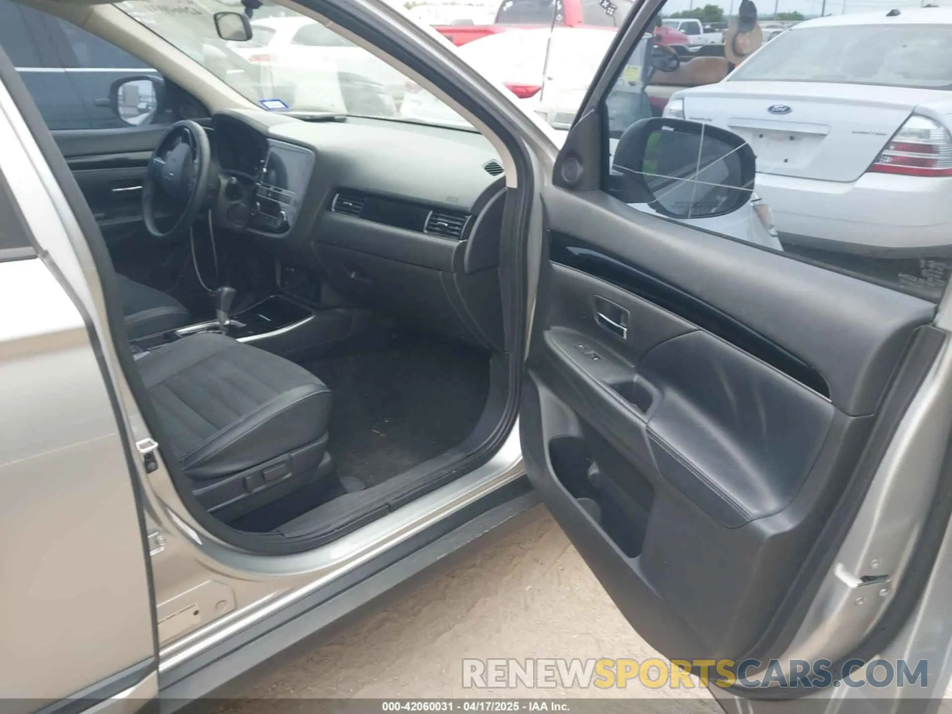 5 Photograph of a damaged car JA4AD3A34KZ015340 MITSUBISHI OUTLANDER 2019