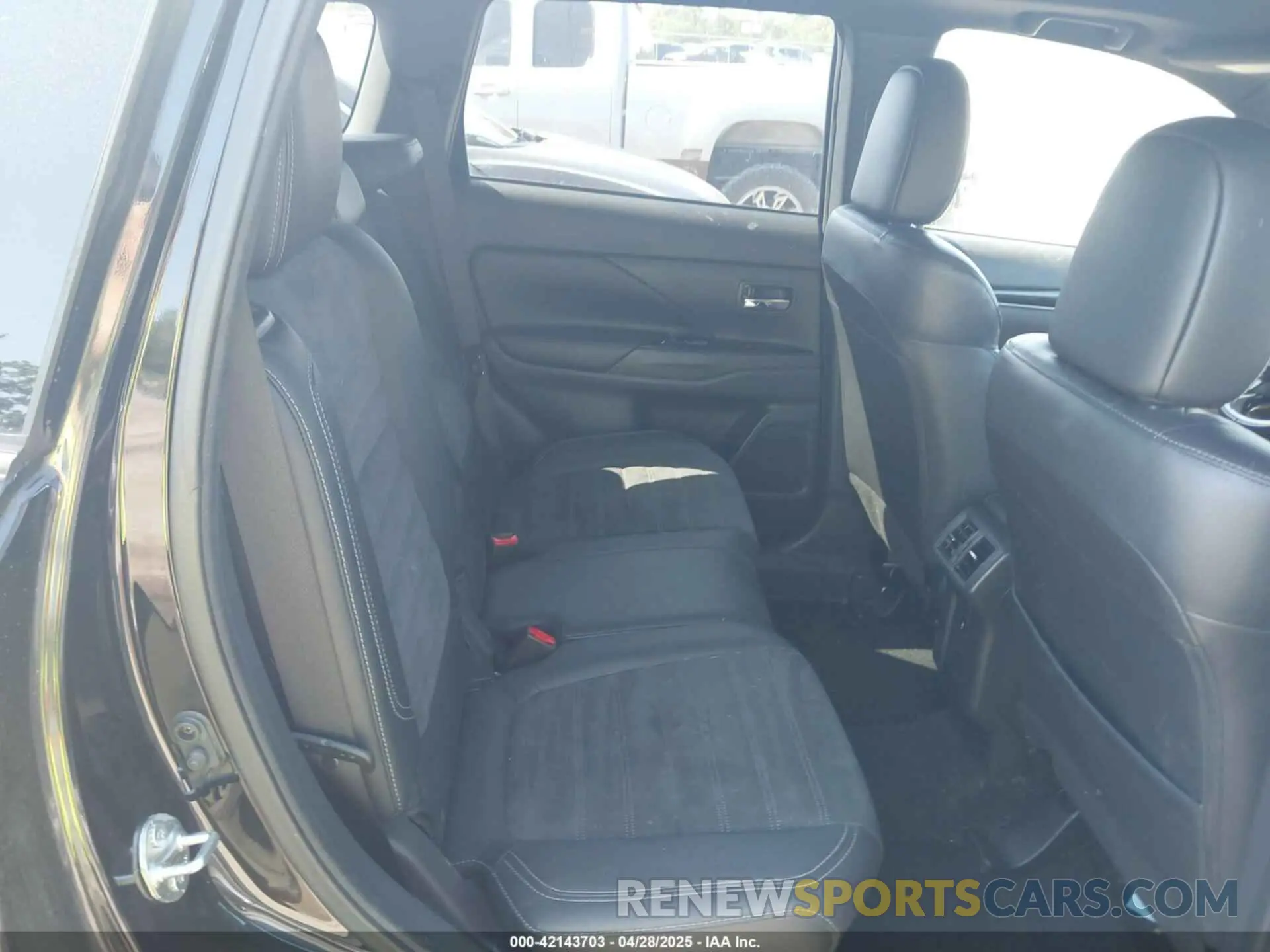 8 Photograph of a damaged car JA4AD3A35KZ025472 MITSUBISHI OUTLANDER 2019
