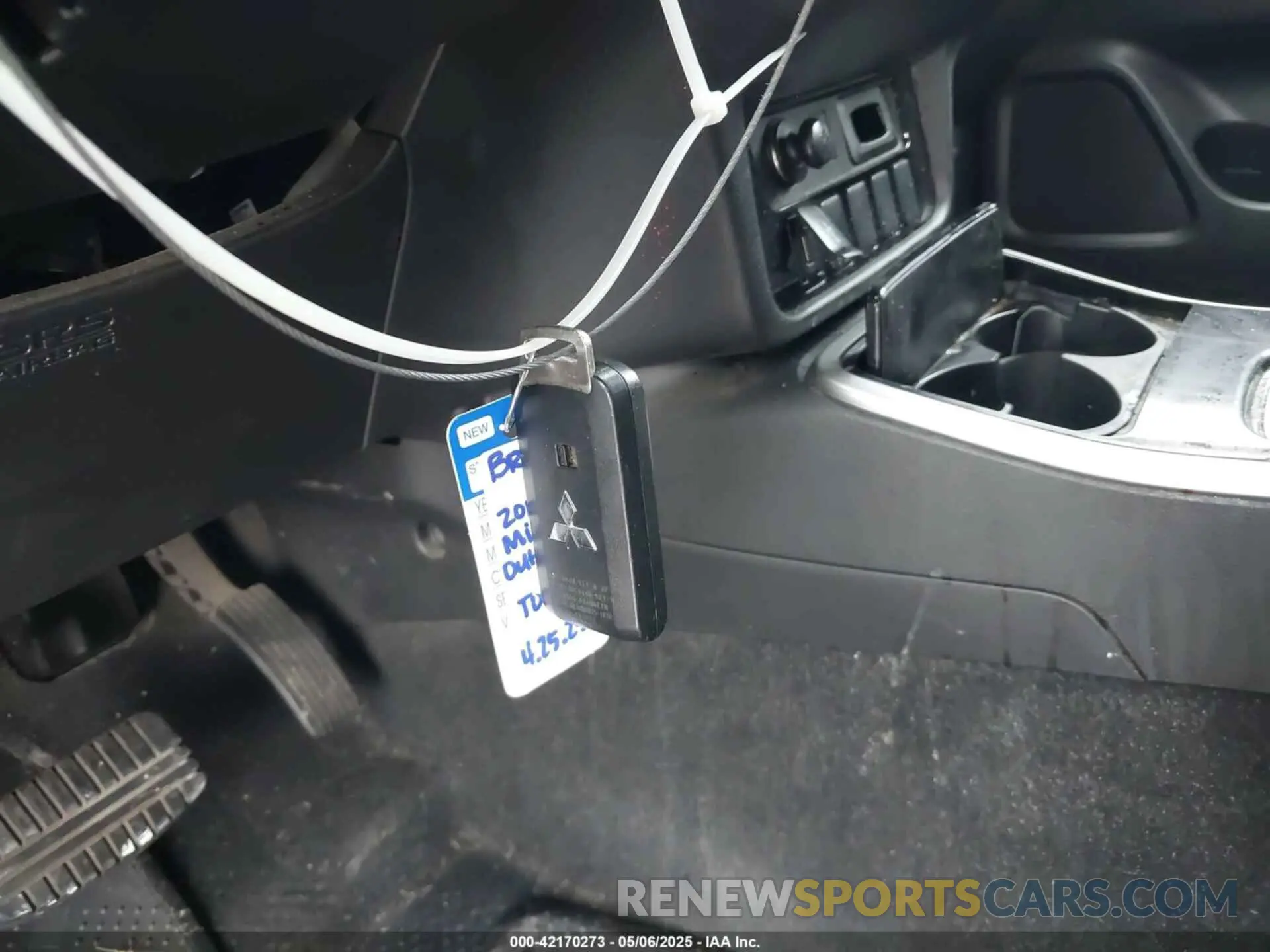 11 Photograph of a damaged car JA4AD3A35KZ026377 MITSUBISHI OUTLANDER 2019