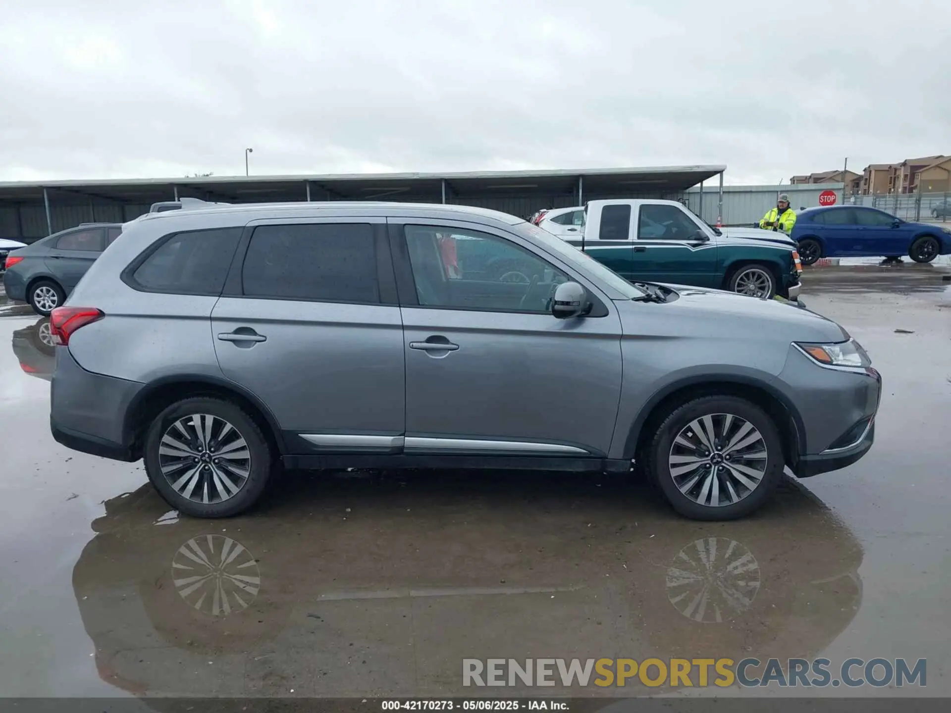 13 Photograph of a damaged car JA4AD3A35KZ026377 MITSUBISHI OUTLANDER 2019