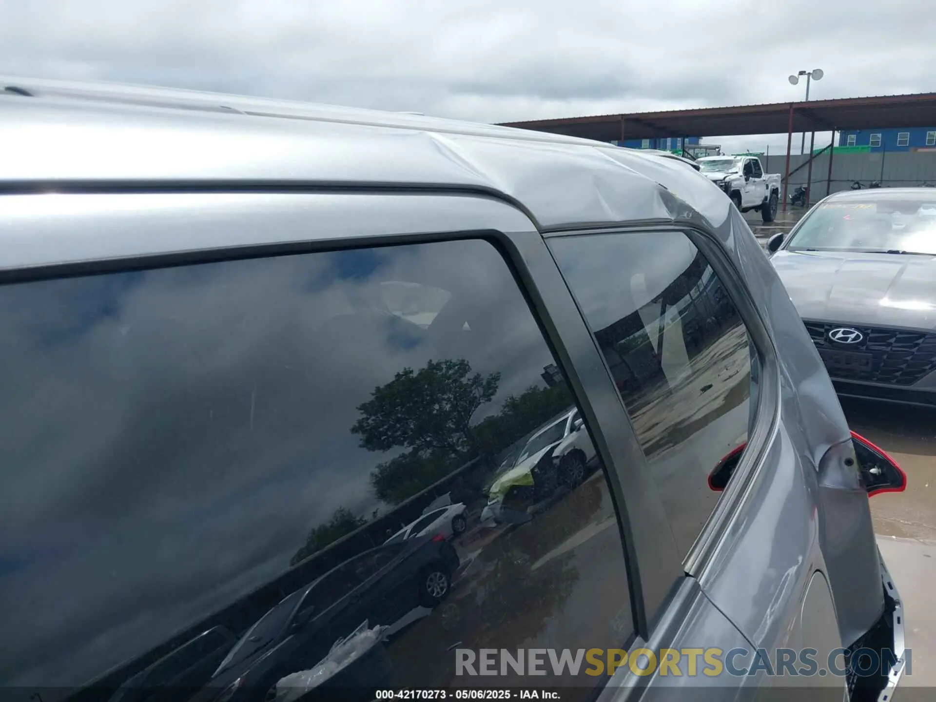 18 Photograph of a damaged car JA4AD3A35KZ026377 MITSUBISHI OUTLANDER 2019