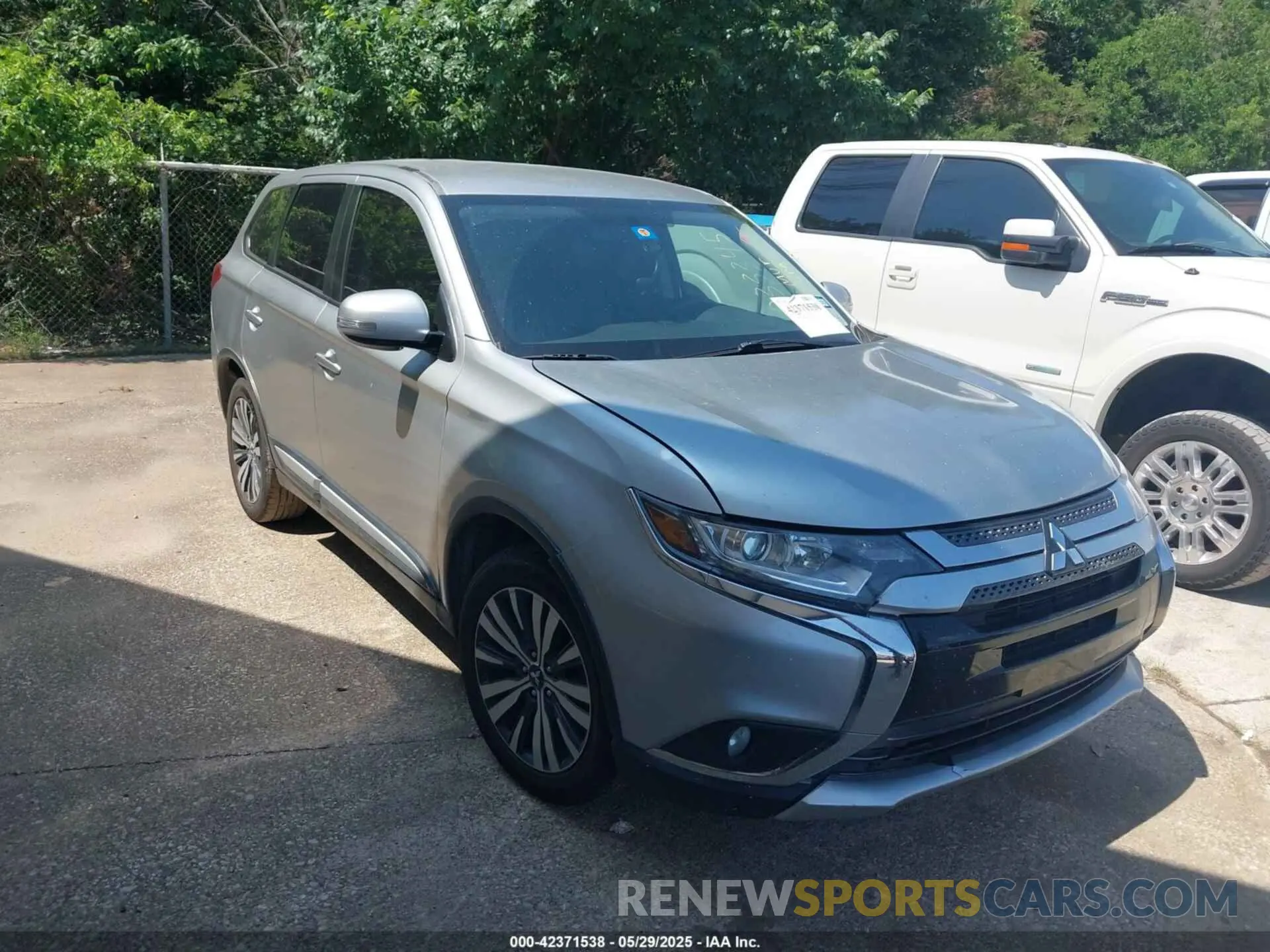 1 Photograph of a damaged car JA4AD3A35KZ033345 MITSUBISHI OUTLANDER 2019