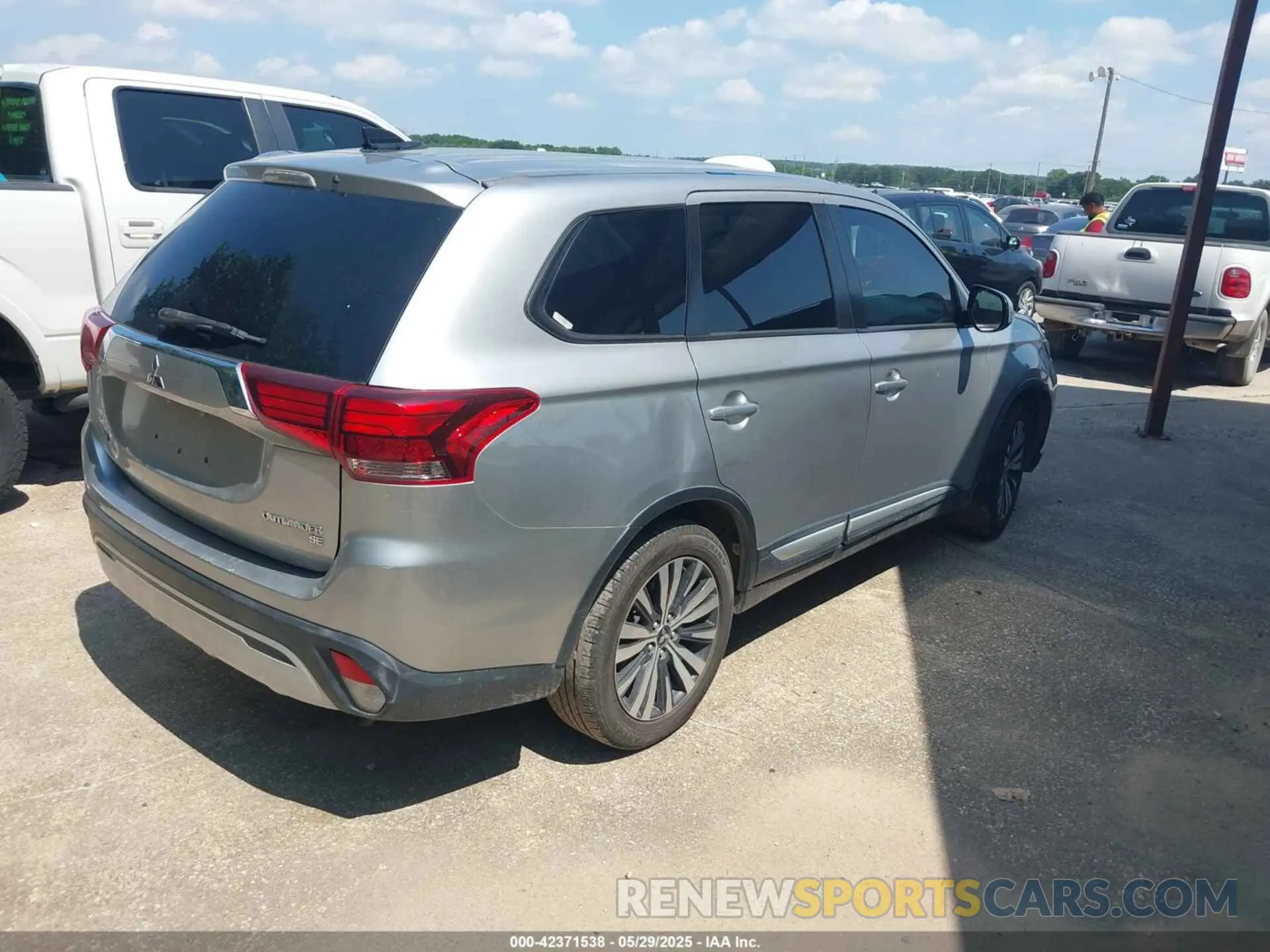 4 Photograph of a damaged car JA4AD3A35KZ033345 MITSUBISHI OUTLANDER 2019