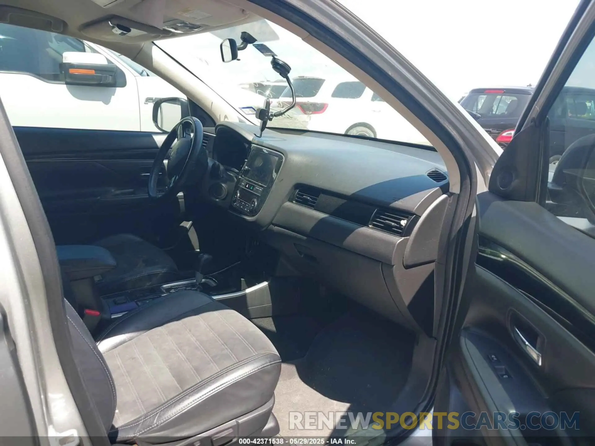 5 Photograph of a damaged car JA4AD3A35KZ033345 MITSUBISHI OUTLANDER 2019
