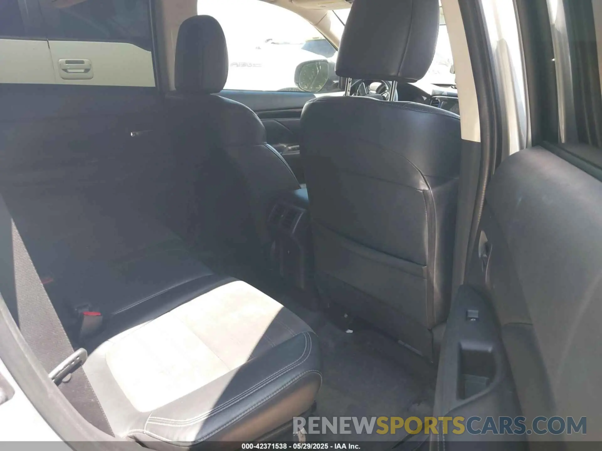 8 Photograph of a damaged car JA4AD3A35KZ033345 MITSUBISHI OUTLANDER 2019
