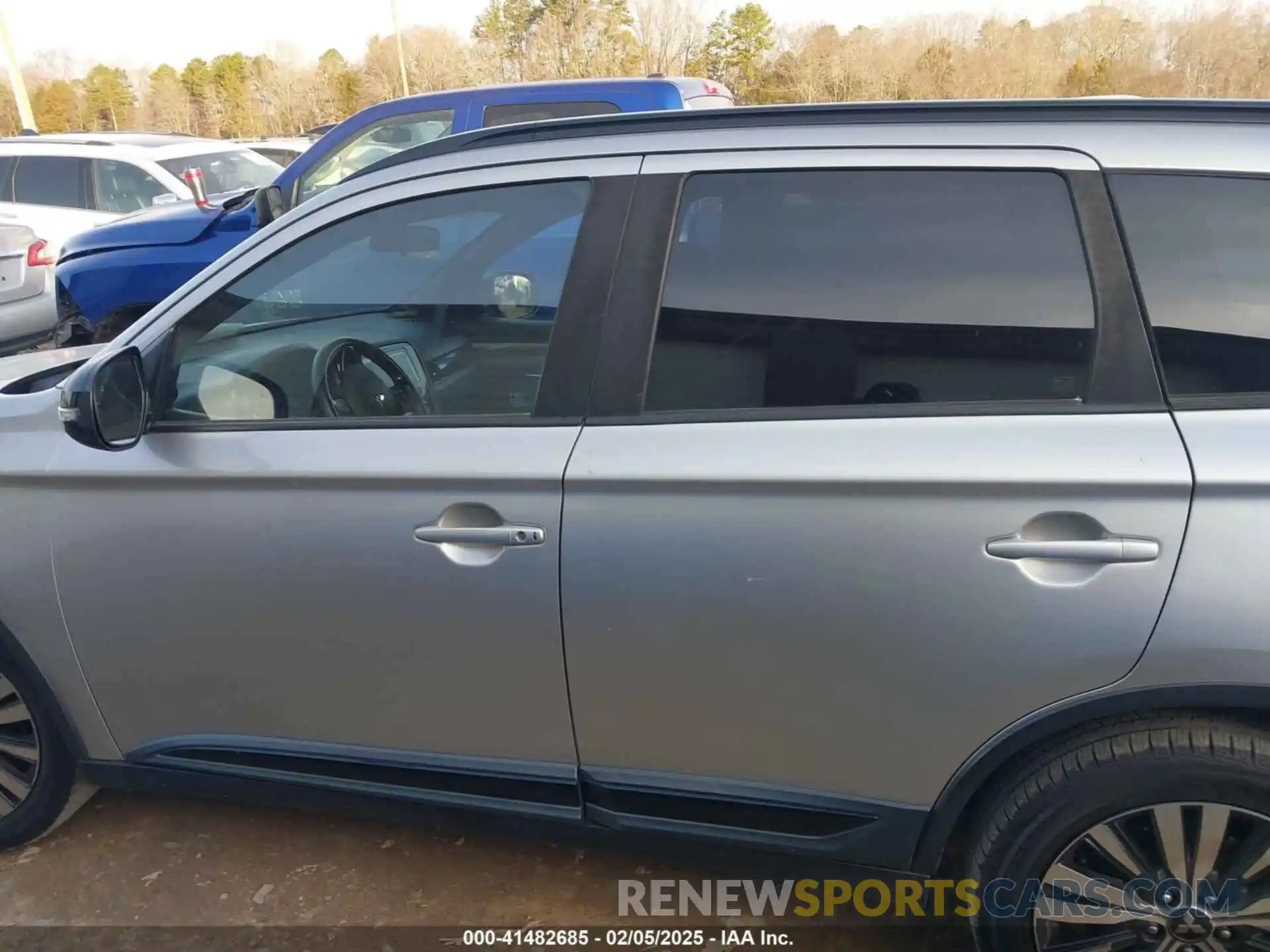 14 Photograph of a damaged car JA4AD3A35KZ038416 MITSUBISHI OUTLANDER 2019