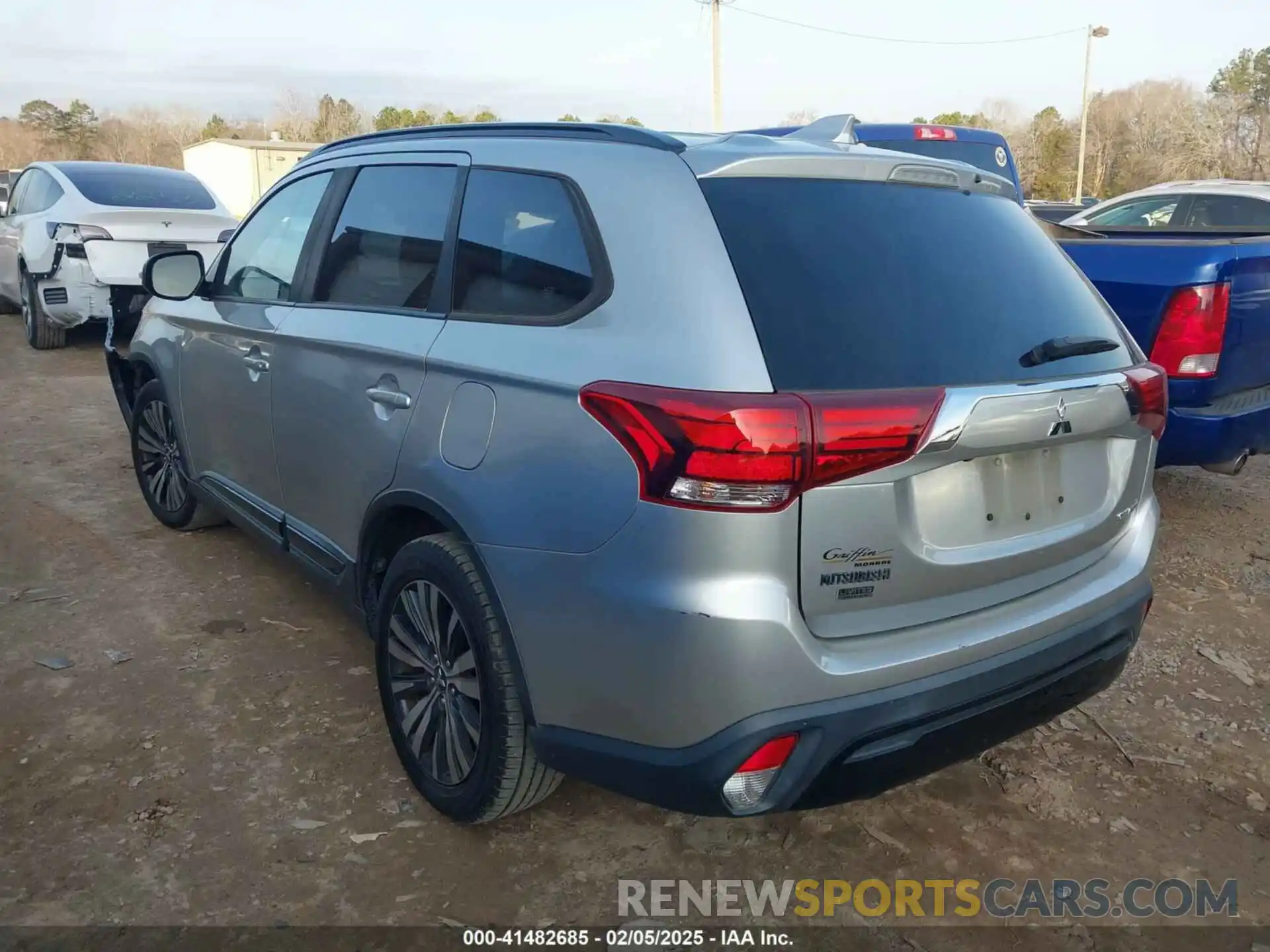 3 Photograph of a damaged car JA4AD3A35KZ038416 MITSUBISHI OUTLANDER 2019