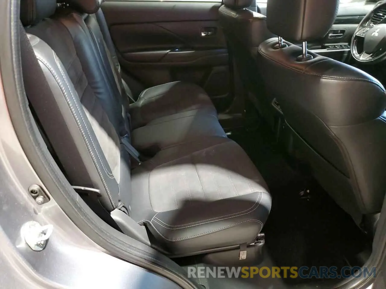 11 Photograph of a damaged car JA4AD3A35KZ049688 MITSUBISHI OUTLANDER 2019