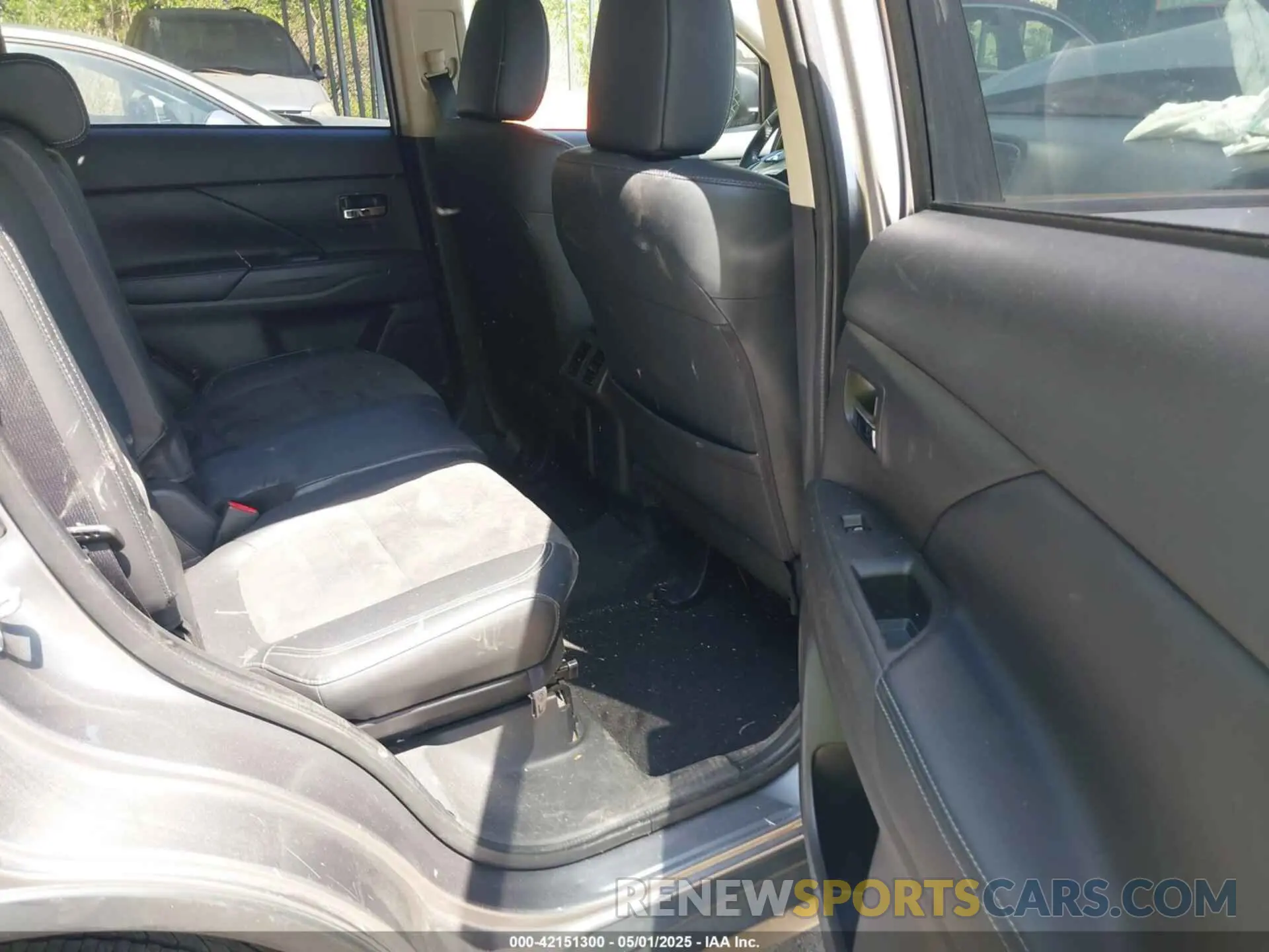 8 Photograph of a damaged car JA4AD3A35KZ051733 MITSUBISHI OUTLANDER 2019
