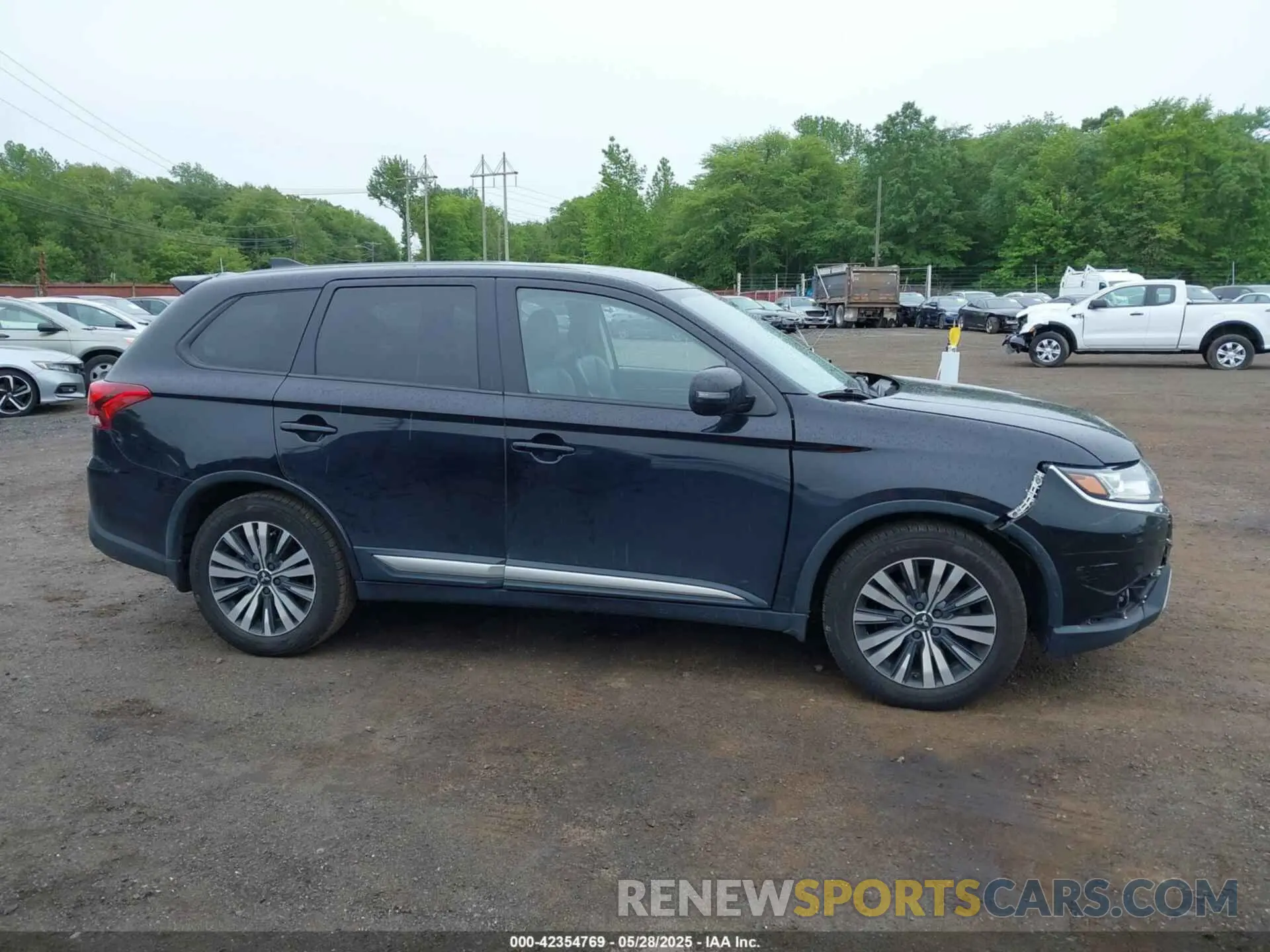 13 Photograph of a damaged car JA4AD3A37KZ018331 MITSUBISHI OUTLANDER 2019