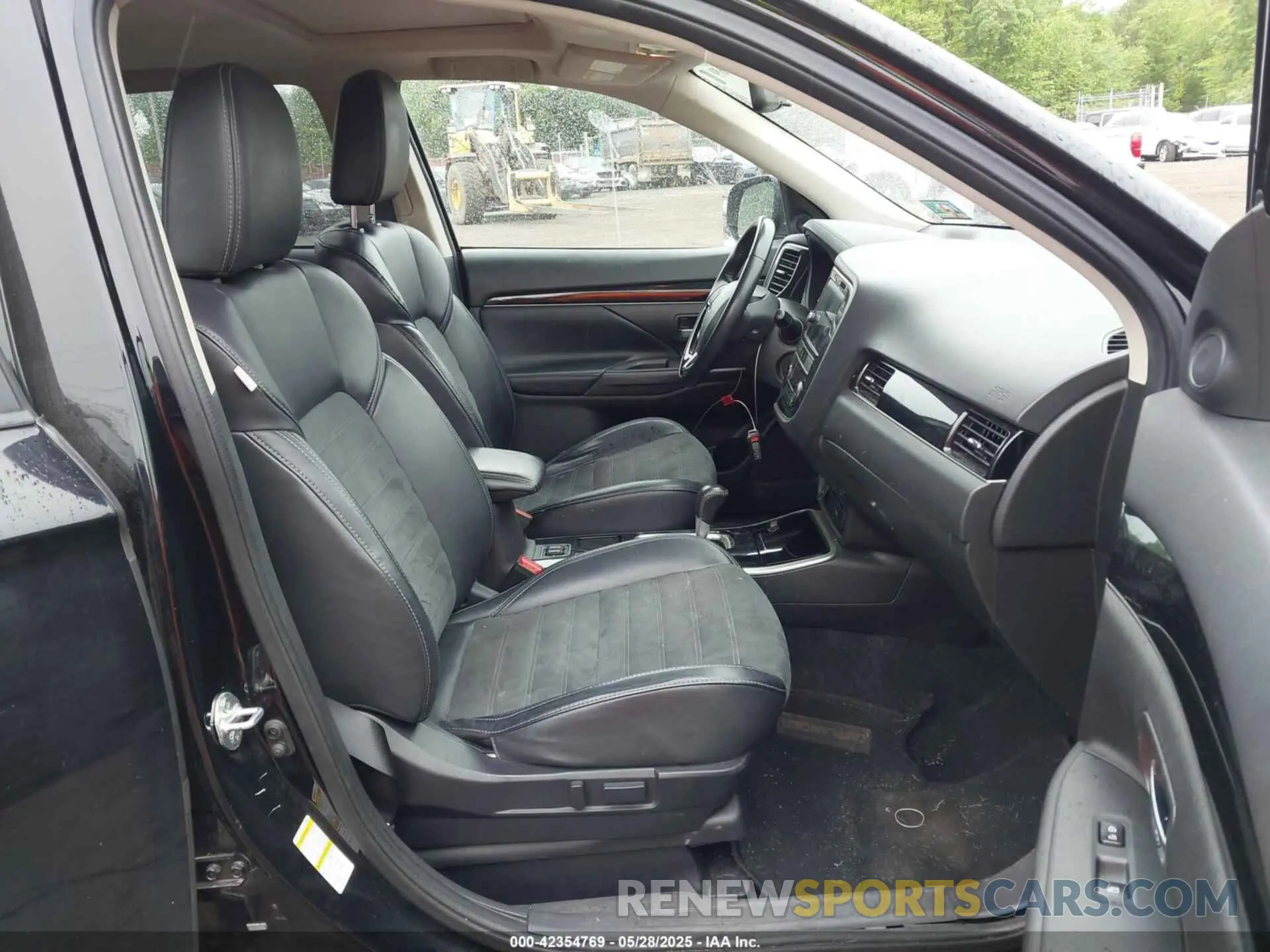 5 Photograph of a damaged car JA4AD3A37KZ018331 MITSUBISHI OUTLANDER 2019