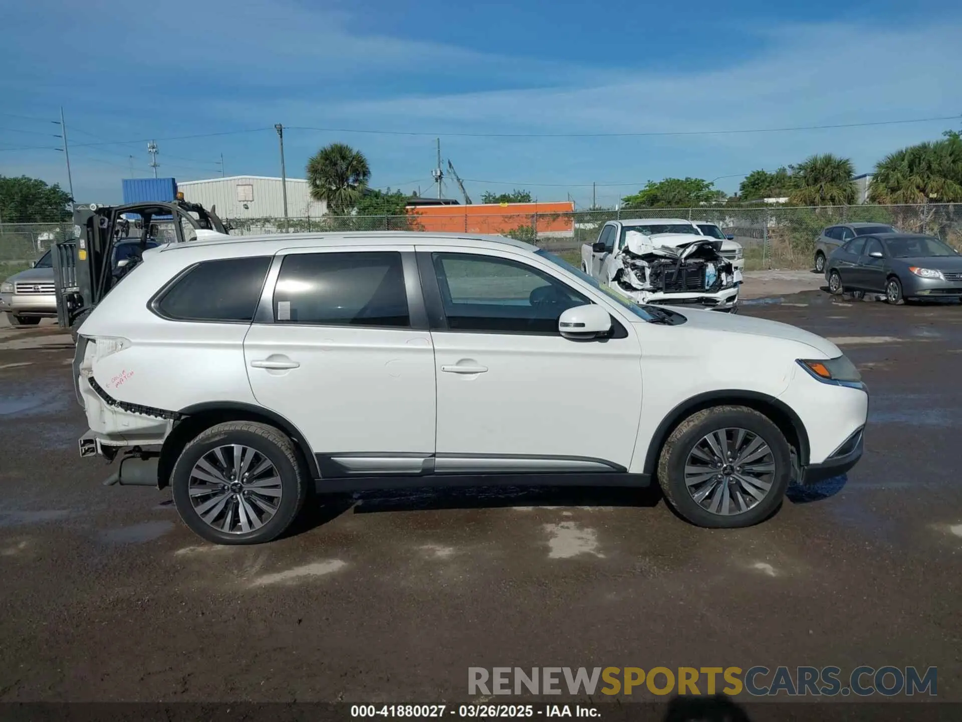 14 Photograph of a damaged car JA4AD3A38KZ018323 MITSUBISHI OUTLANDER 2019