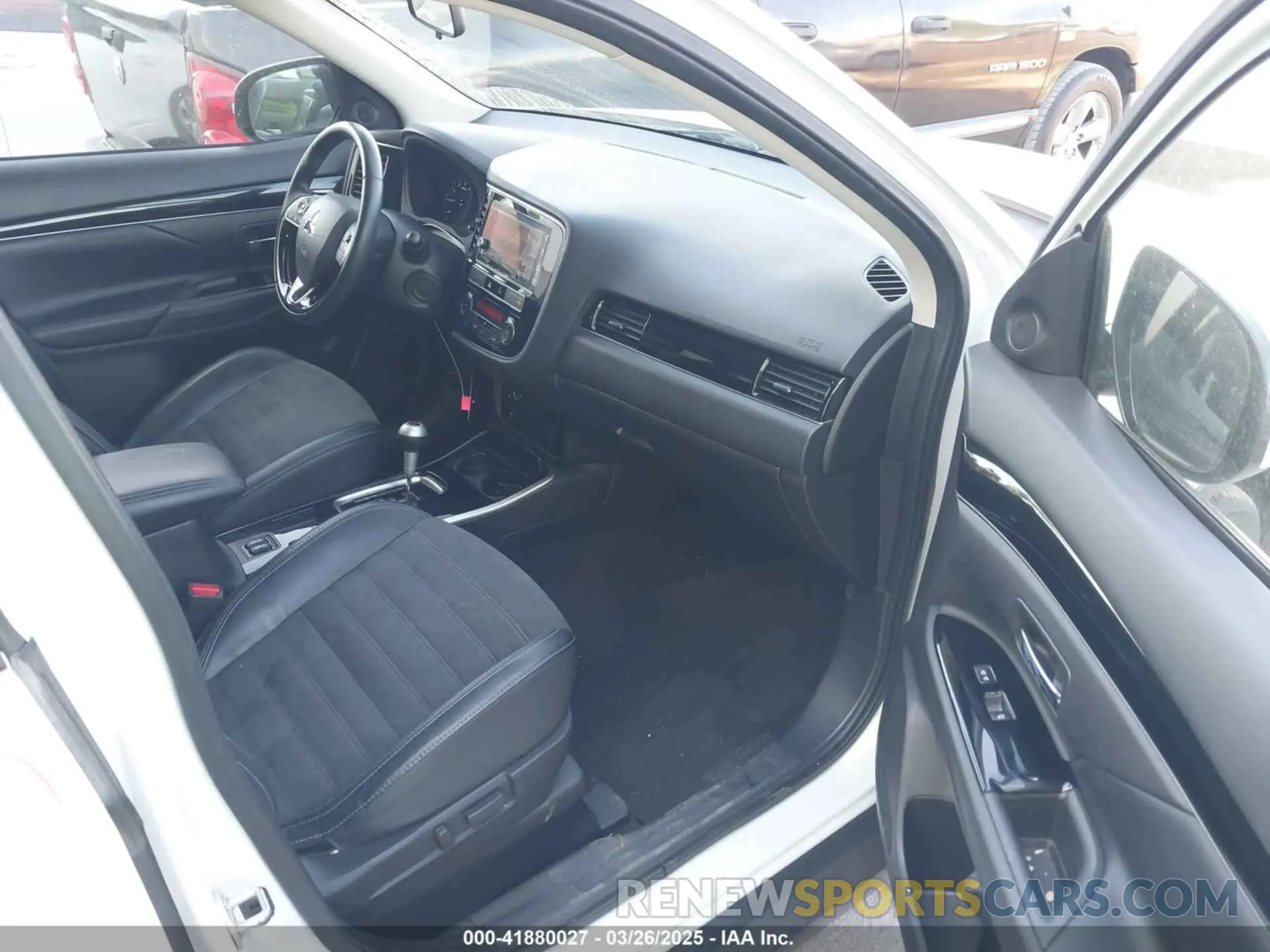 5 Photograph of a damaged car JA4AD3A38KZ018323 MITSUBISHI OUTLANDER 2019