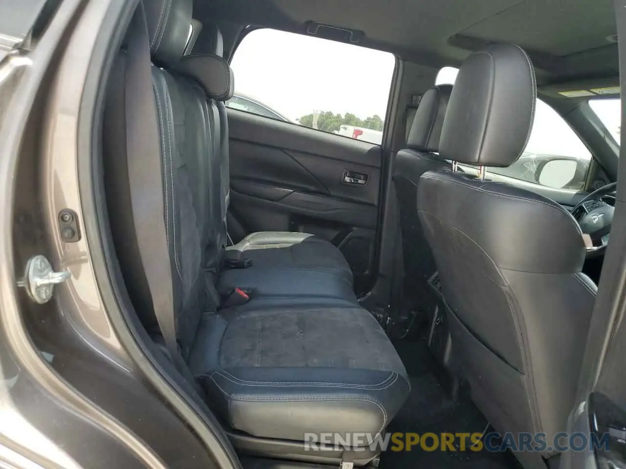 11 Photograph of a damaged car JA4AD3A38KZ026325 MITSUBISHI OUTLANDER 2019