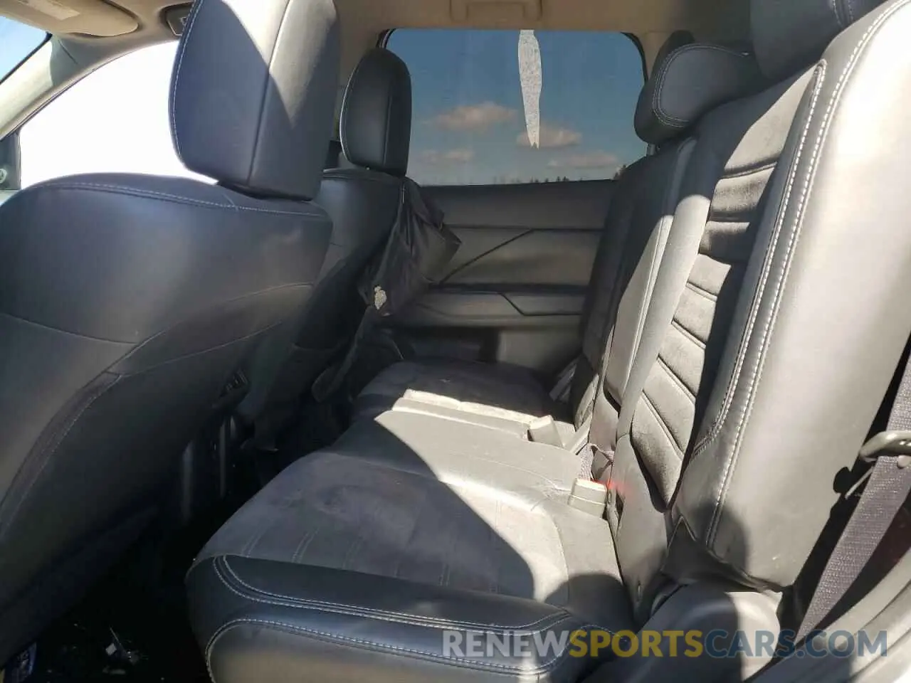 11 Photograph of a damaged car JA4AD3A38KZ052231 MITSUBISHI OUTLANDER 2019