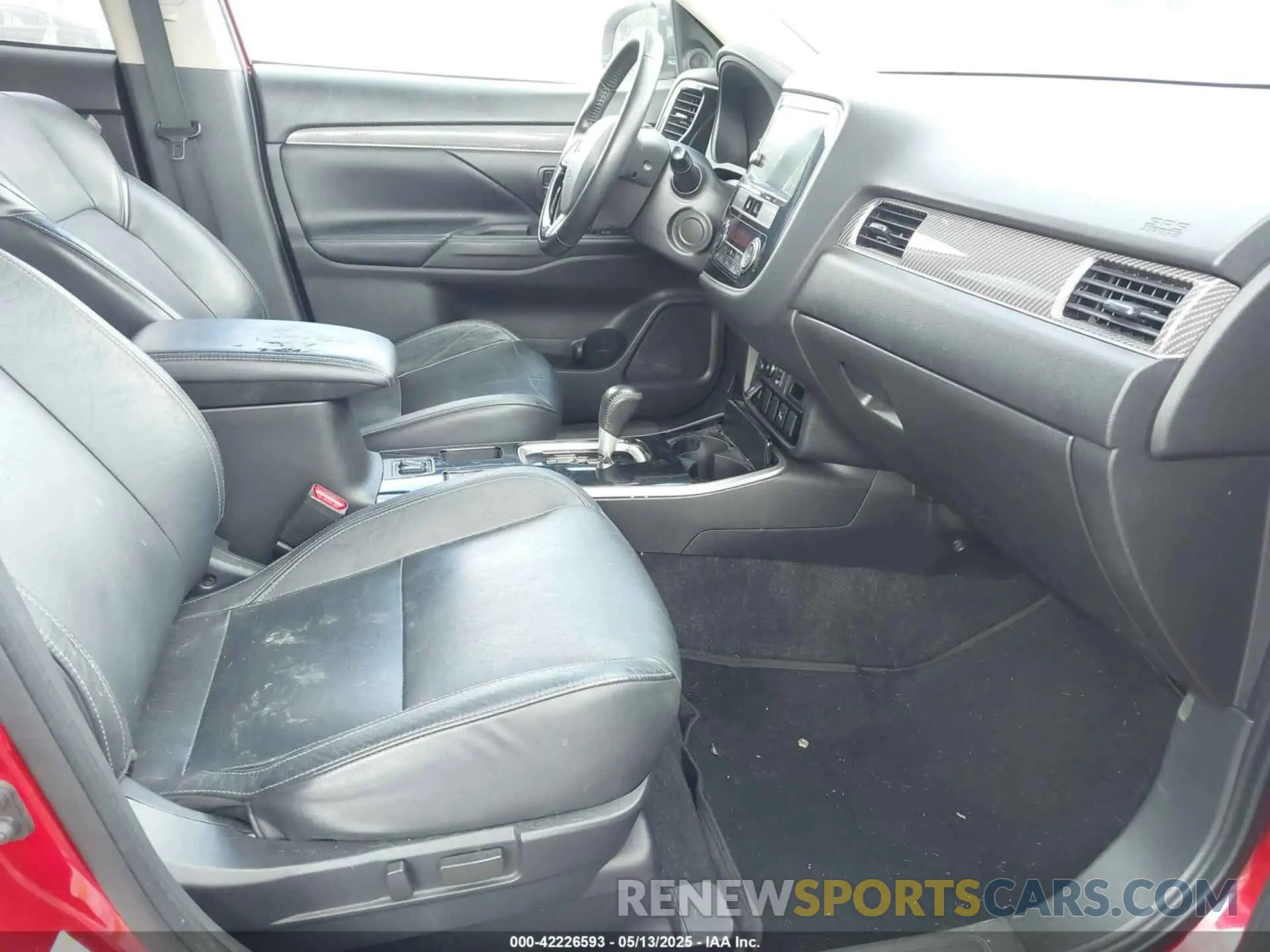 5 Photograph of a damaged car JA4AD3A3XKZ028254 MITSUBISHI OUTLANDER 2019