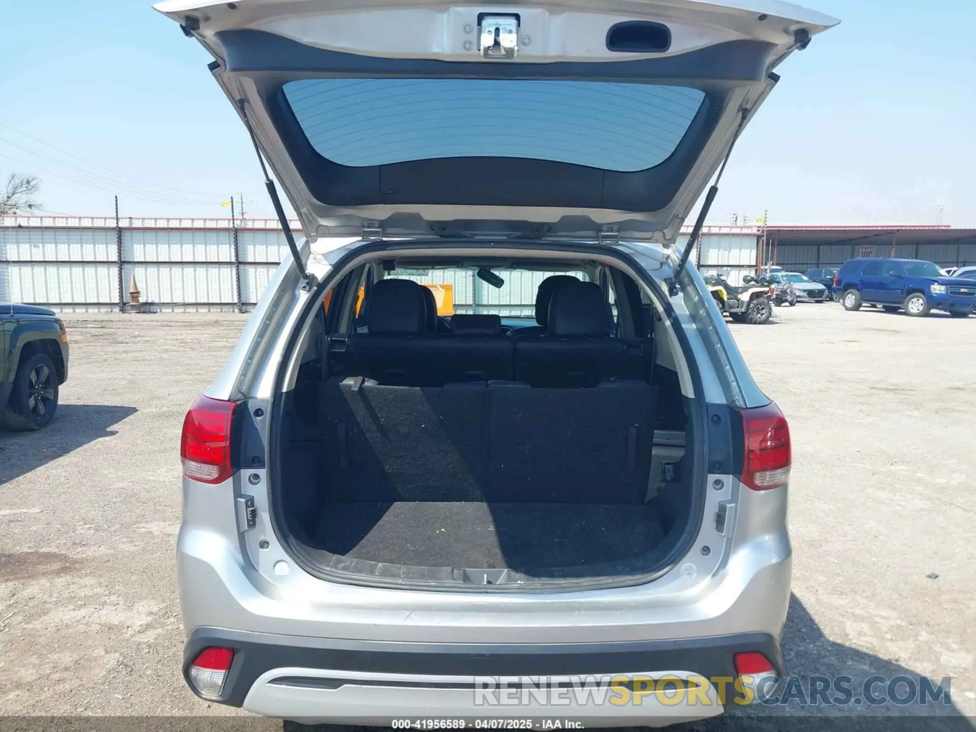 17 Photograph of a damaged car JA4AD3A3XKZ033759 MITSUBISHI OUTLANDER 2019