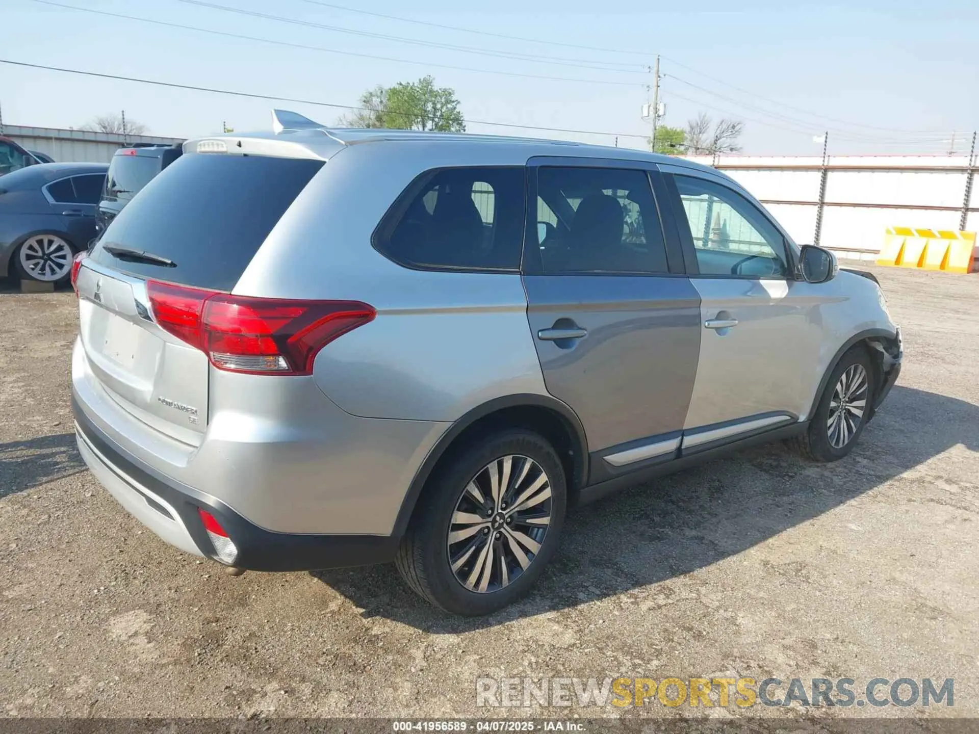 4 Photograph of a damaged car JA4AD3A3XKZ033759 MITSUBISHI OUTLANDER 2019