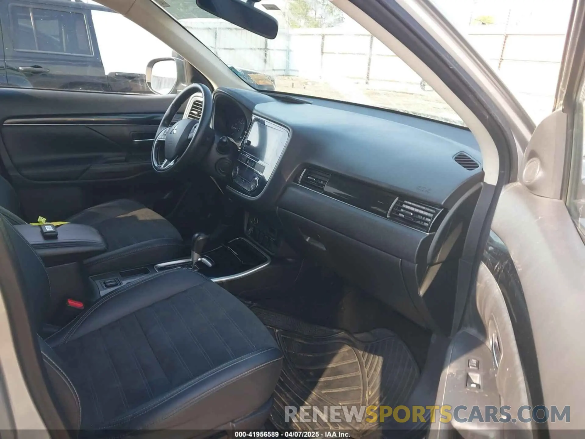 5 Photograph of a damaged car JA4AD3A3XKZ033759 MITSUBISHI OUTLANDER 2019
