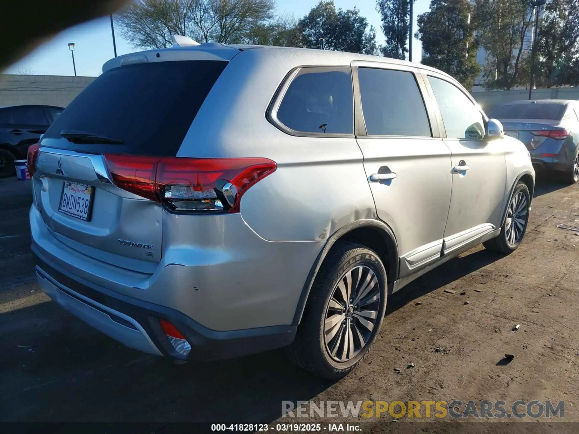 4 Photograph of a damaged car JA4AD3A3XKZ046463 MITSUBISHI OUTLANDER 2019